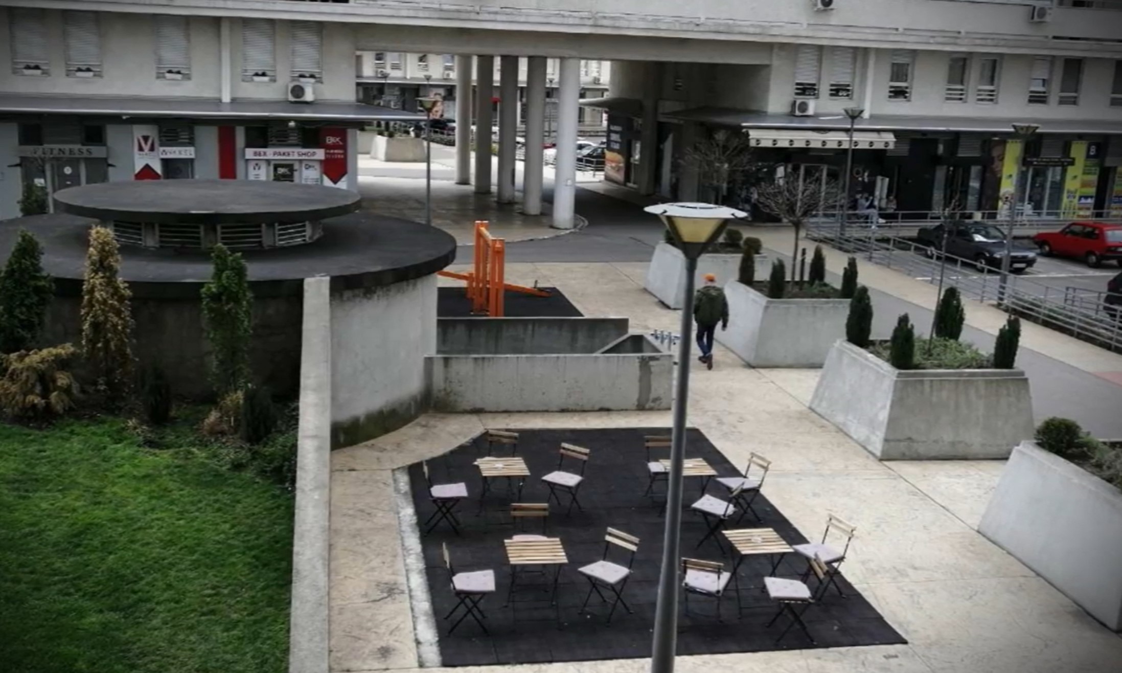 U Belvilu nikla bašta kafića na igralištu, vlasnik tvrdi da je „predao papire“, Belvil, kafić