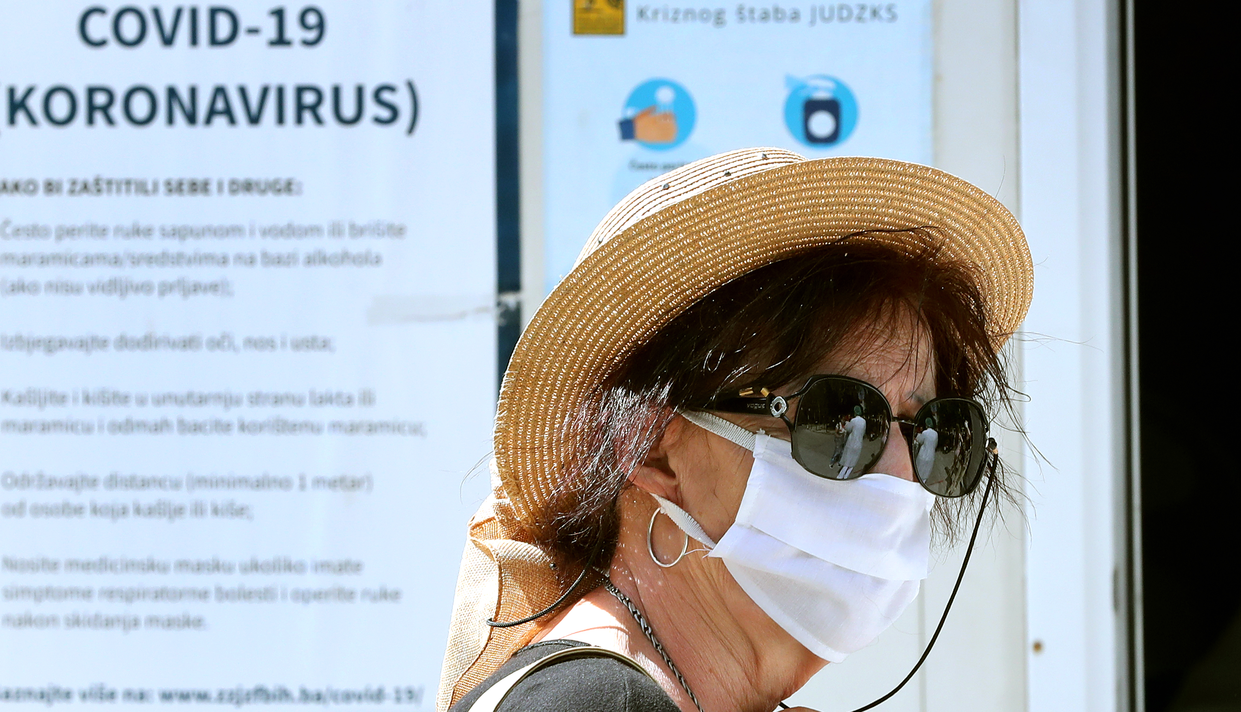 koronavirus; maska; žena; šešir