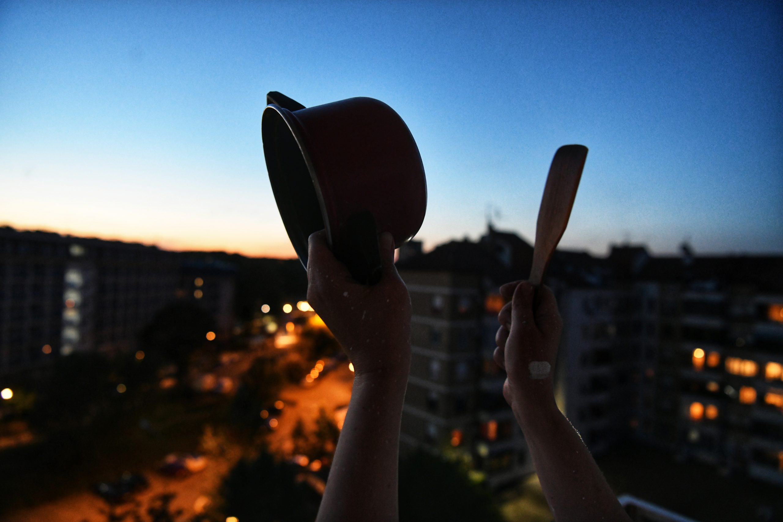 Beograd 30.04.2020. Bukom protiv diktature, Digni glas, lupanje u šerpe, pravljenje buke, galama, lupanje, šerpovanje, inicijativa Ne davimo Beograd Foto: Vesna Lalić/Nova.rs