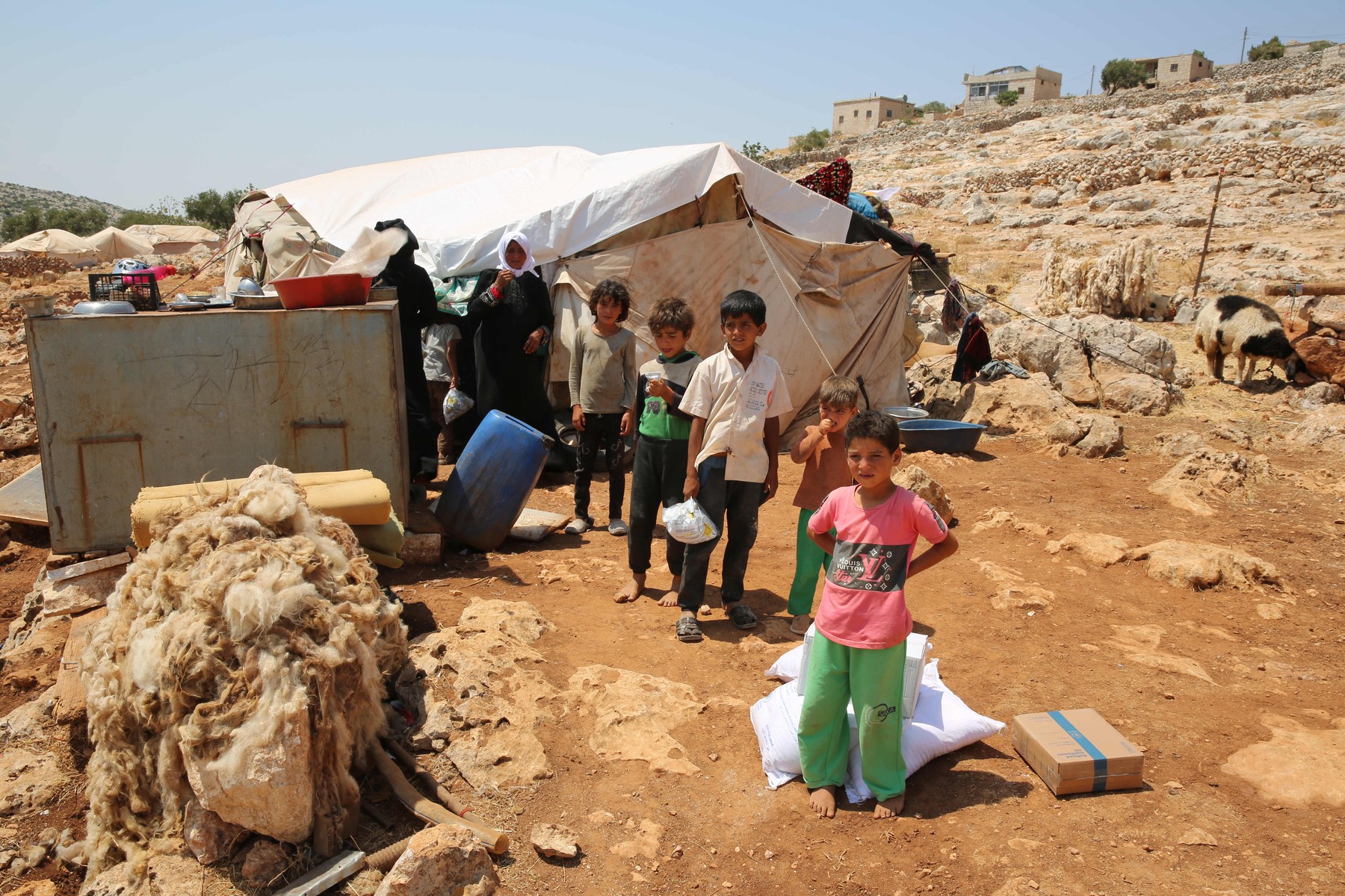 Sirija, Aid delivered to displaced civilians northwest of Aleppo, Syria