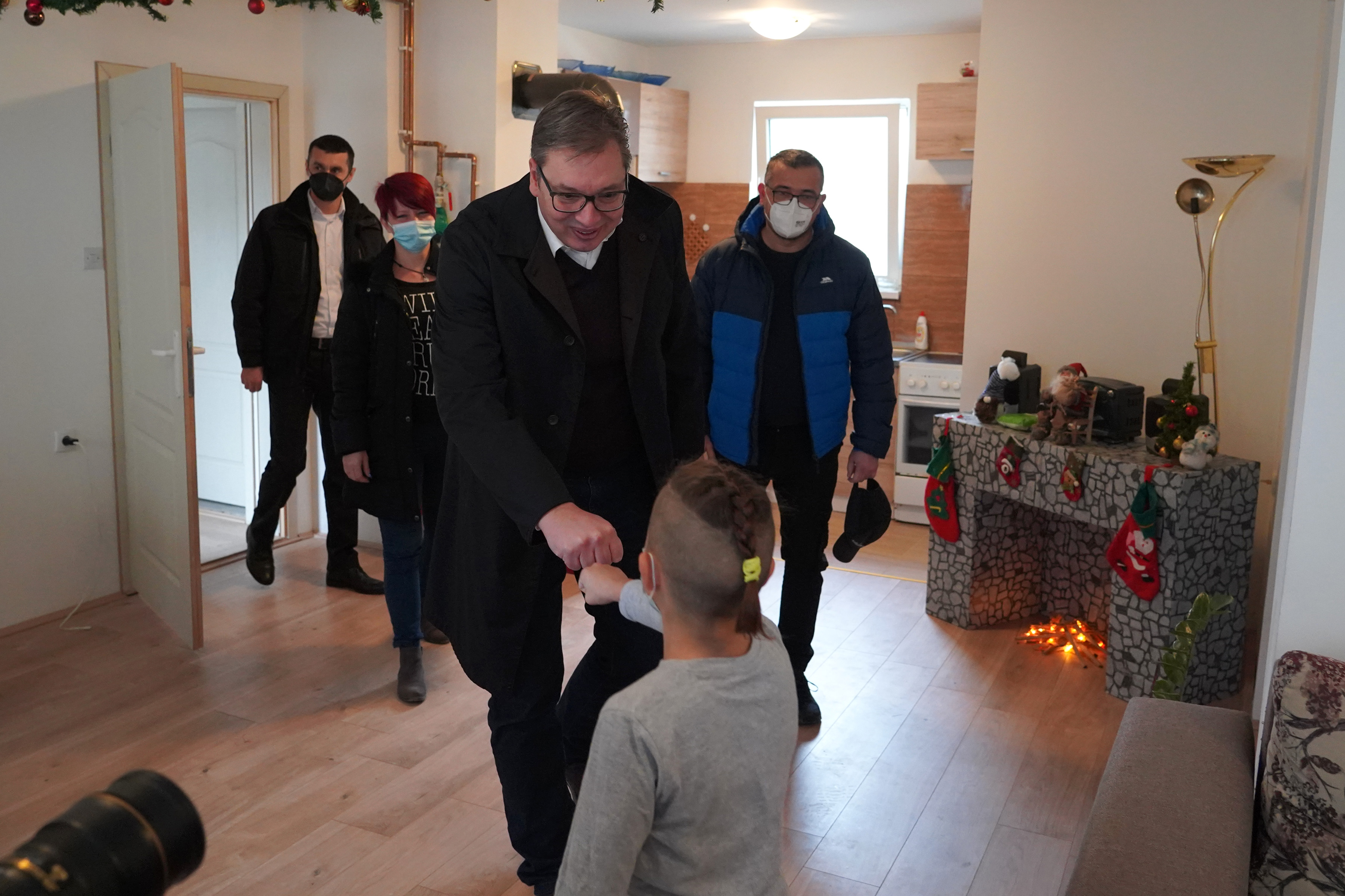 Sremska Mitrovica, 5. januara 2021 - Predsednik Aleksandar Vucic posetio je danas domacinstvo Jovanke Djuric, samohrane majke devetoro dece, u Lacarku, selu u opstini Sremska Mitrovica. FOTO TANJUG/ DRAGAN KUJUNDZIC/bs