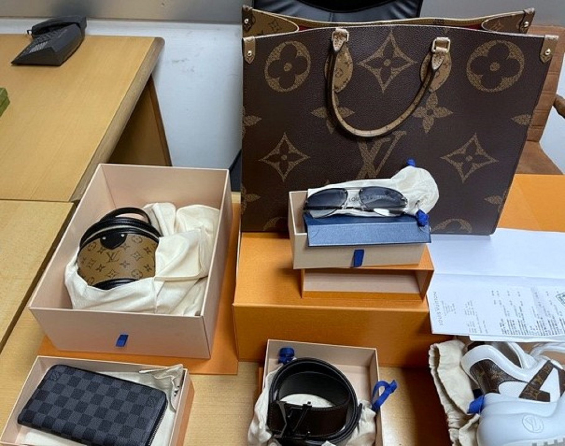 ZAPLENJENE SKUPE TORBE, NOVCANICI I NAOCARE LUJ VITON