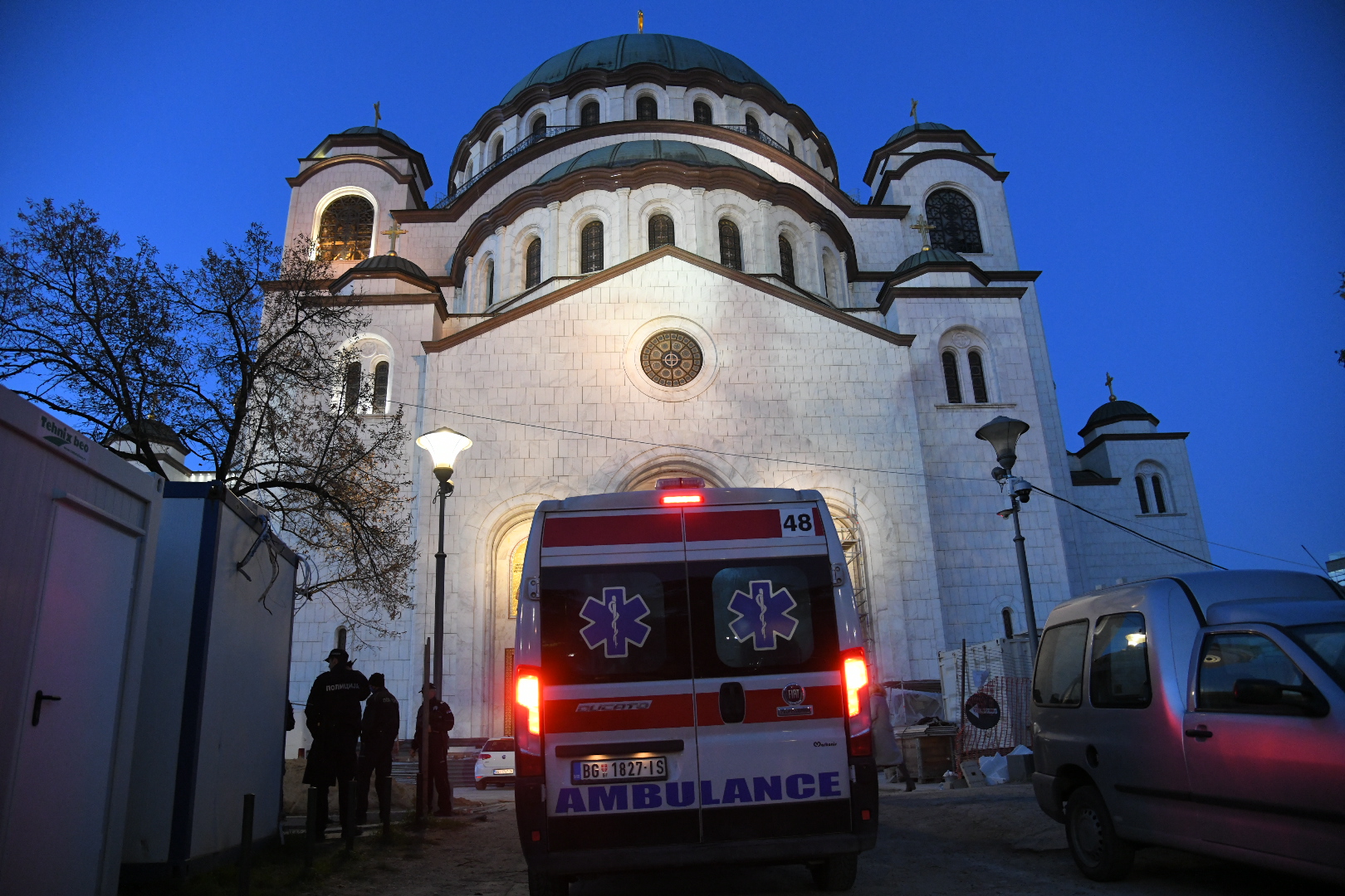 Beograd 01.12.2020. Hram Svetog Save, hronika, pokušaj samoubistva, žena, hitna pomoć Foto: Nemanja Jovanović/Nova.rs