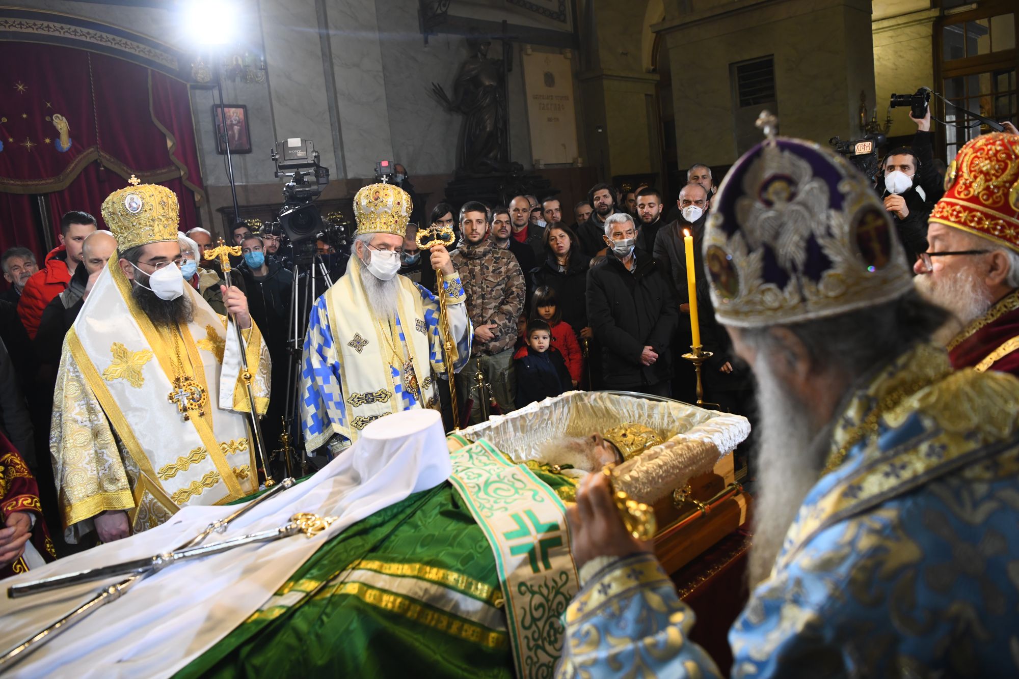 Beograd 21. novembar 2020. Saborna crkva, telo patrijarha Irineja izlozeno u hramu, vernici, liturgija vladike Foto:Goran Srdanov/Nova.rs