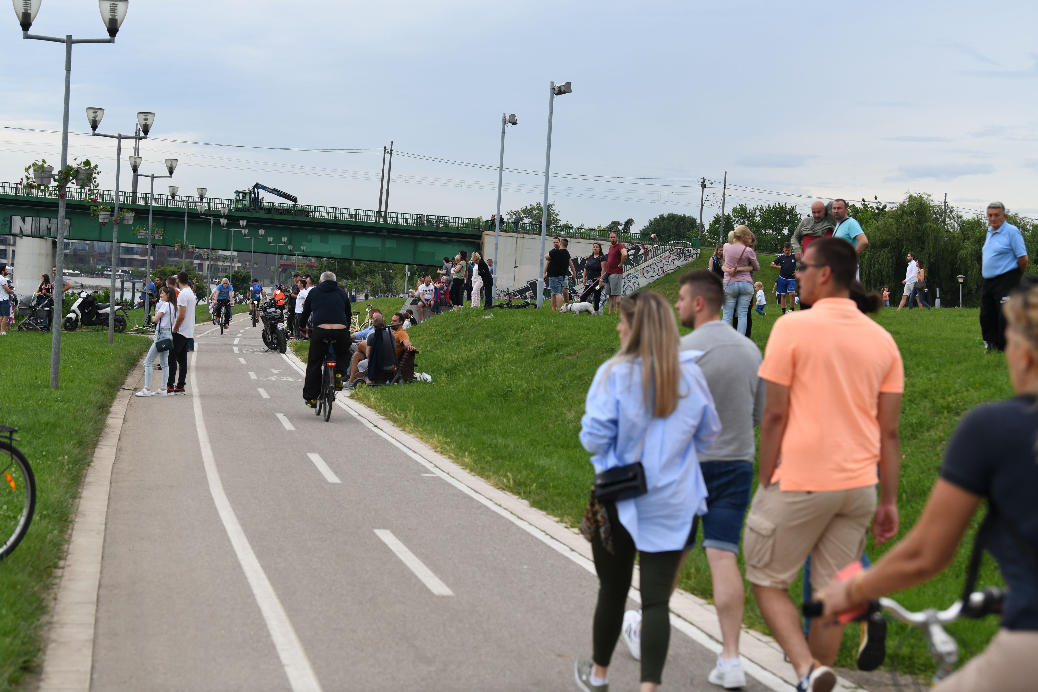 Beograd, 22.05.2021. Fudbaleri Crvene zvezde proslavljaju osvajanje 32. šampionske titule, Sava reka, Stari Savski most, Brankov most, navijači, obala Save, Zvezda Foto: Goran Srdanov/Nova.rs