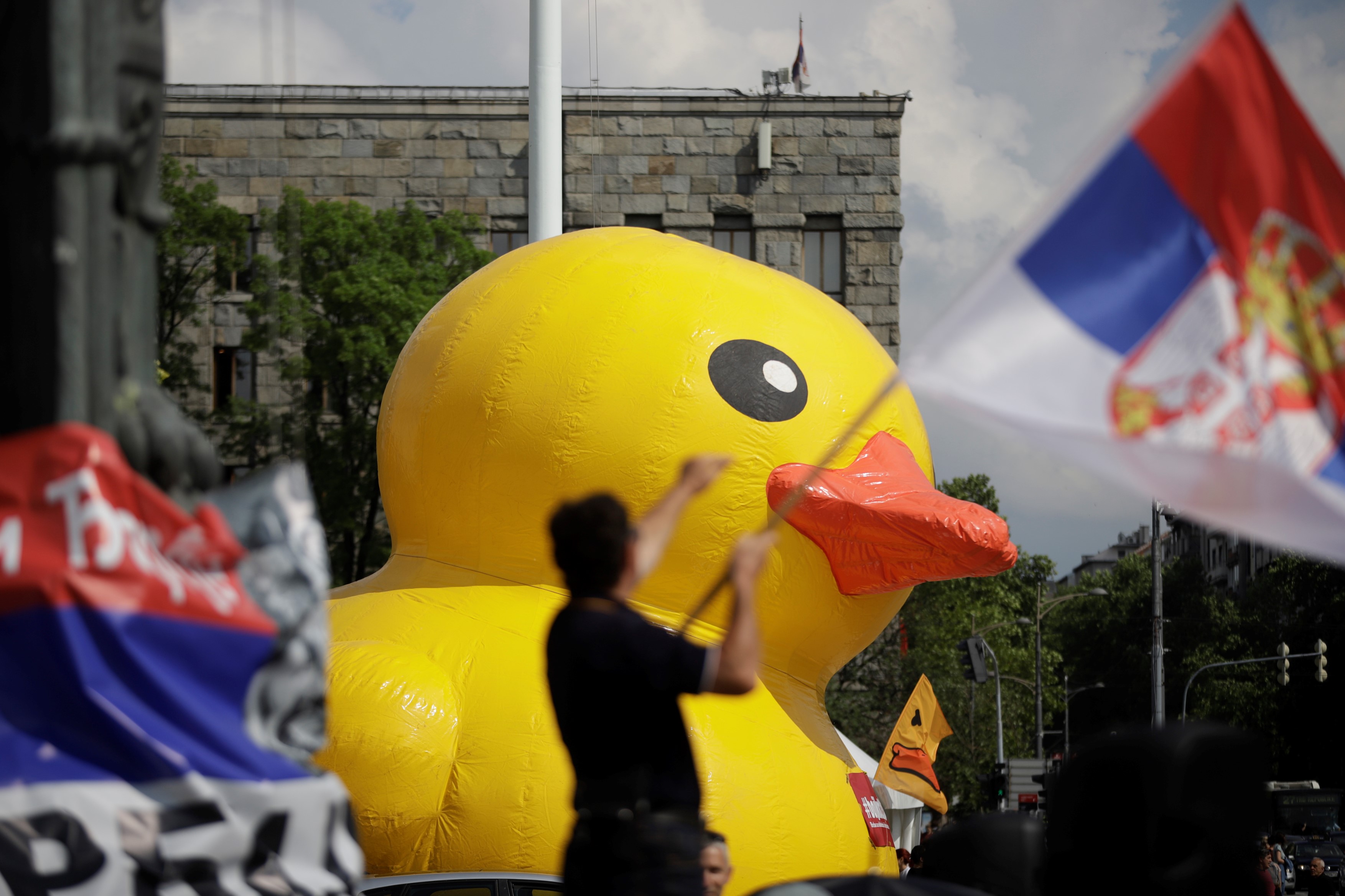 Beograd, 18. juna 2020 - Aktivisti inicijative "Ne davimo Beograd" danas ispred Skupstine Srbije. FOTO TANJUG/ ANDRIJA VUKELIC/bs