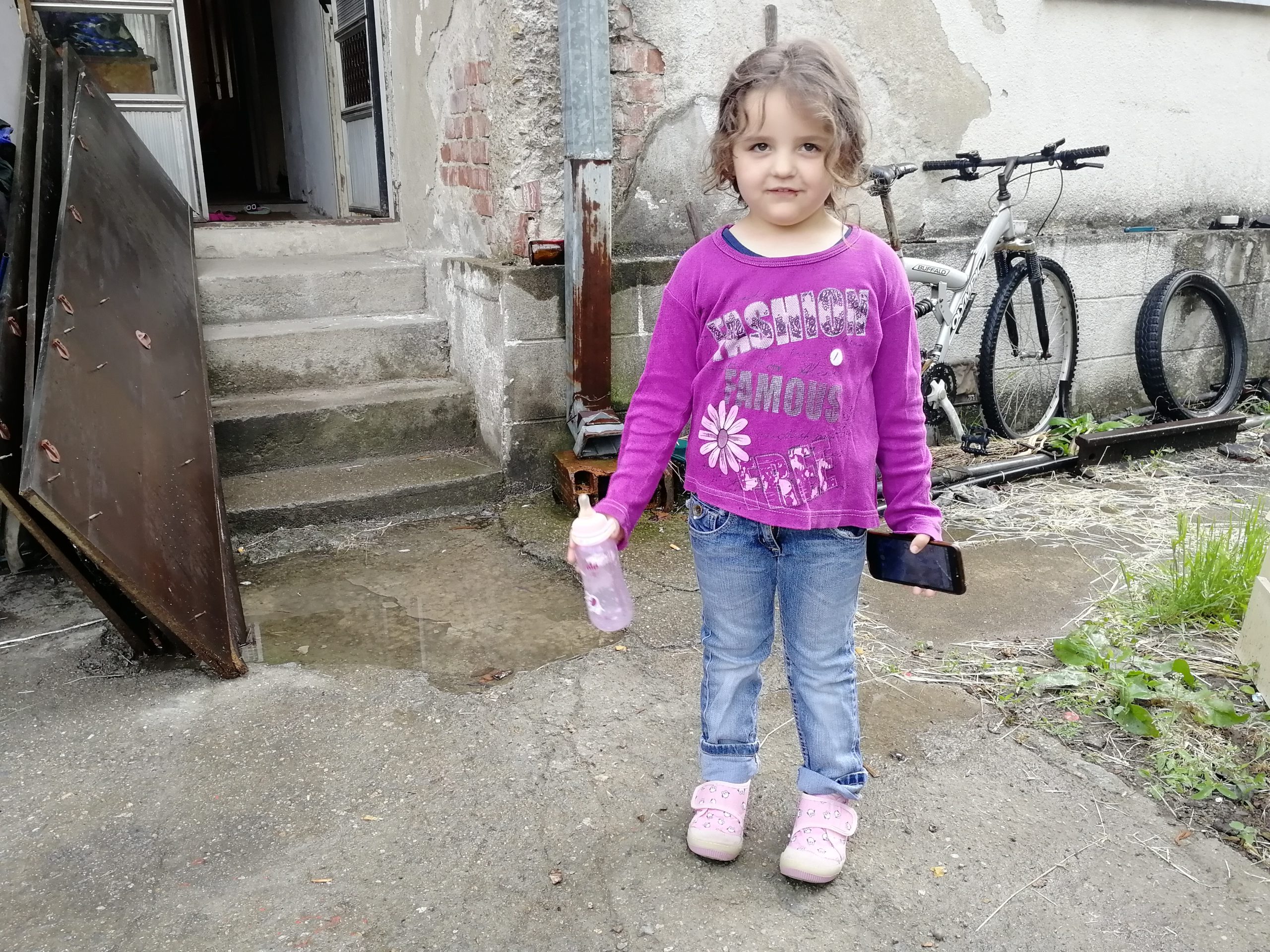 Magdalena (5) živi sa majkom u oronuloj kući bez vode, za popravku nemaju novca