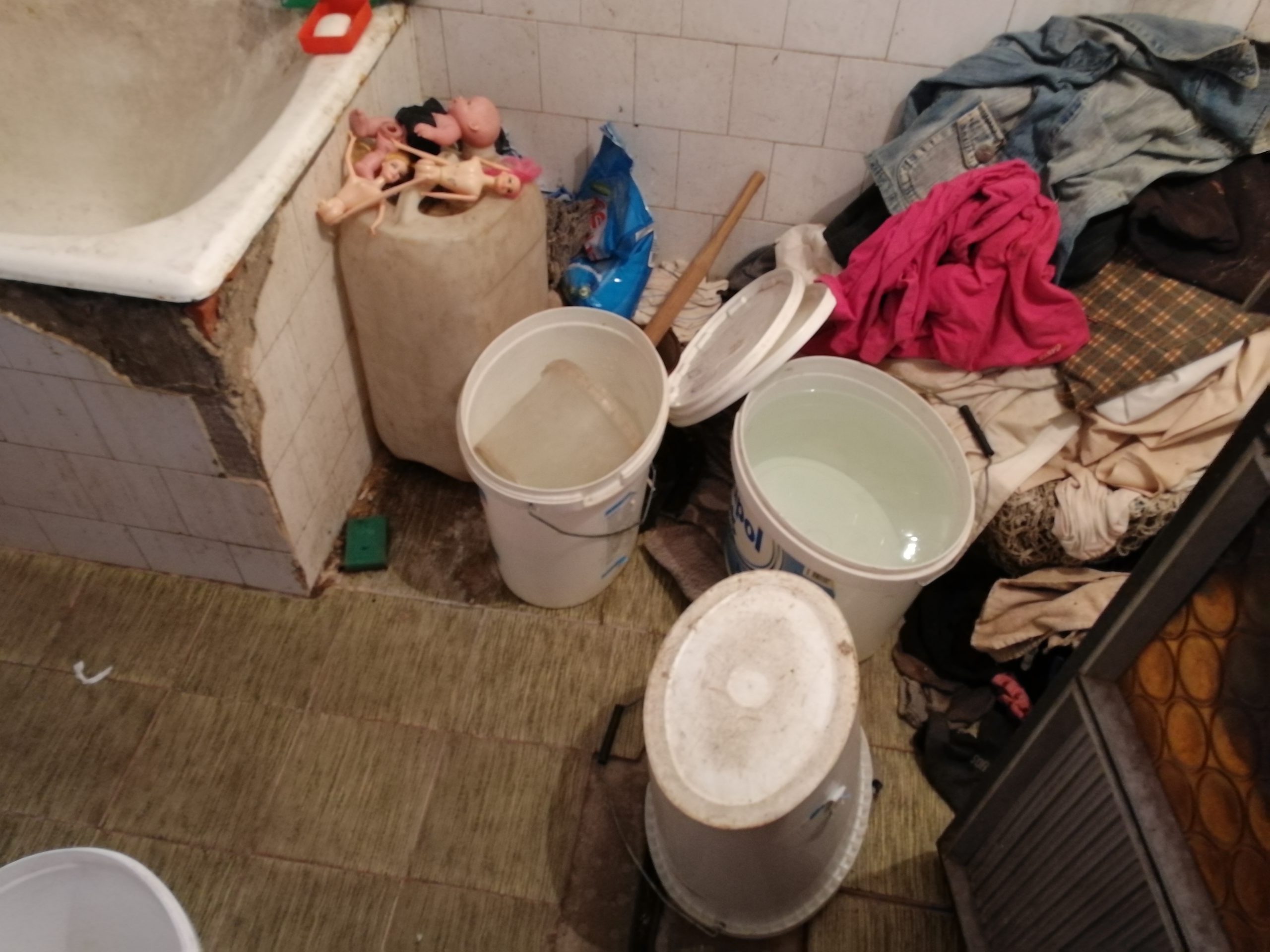 Magdalena (5) živi sa majkom u oronuloj kući bez vode, za popravku nemaju novca