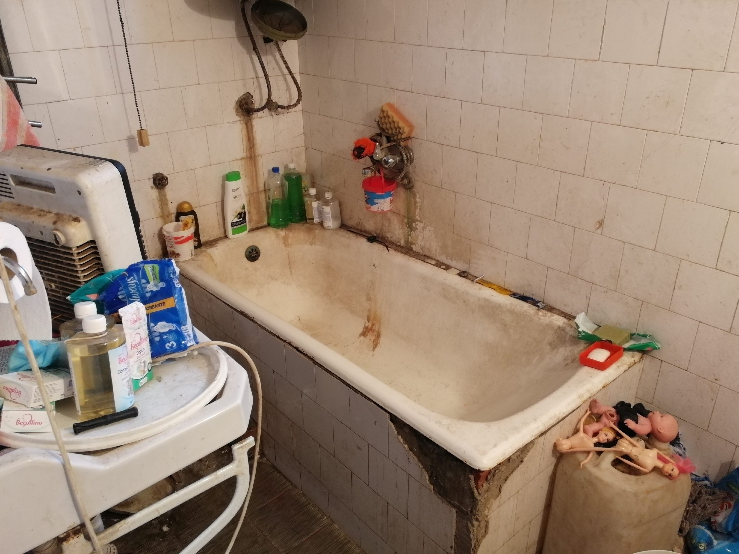 Magdalena (5) živi sa majkom u oronuloj kući bez vode, za popravku nemaju novca