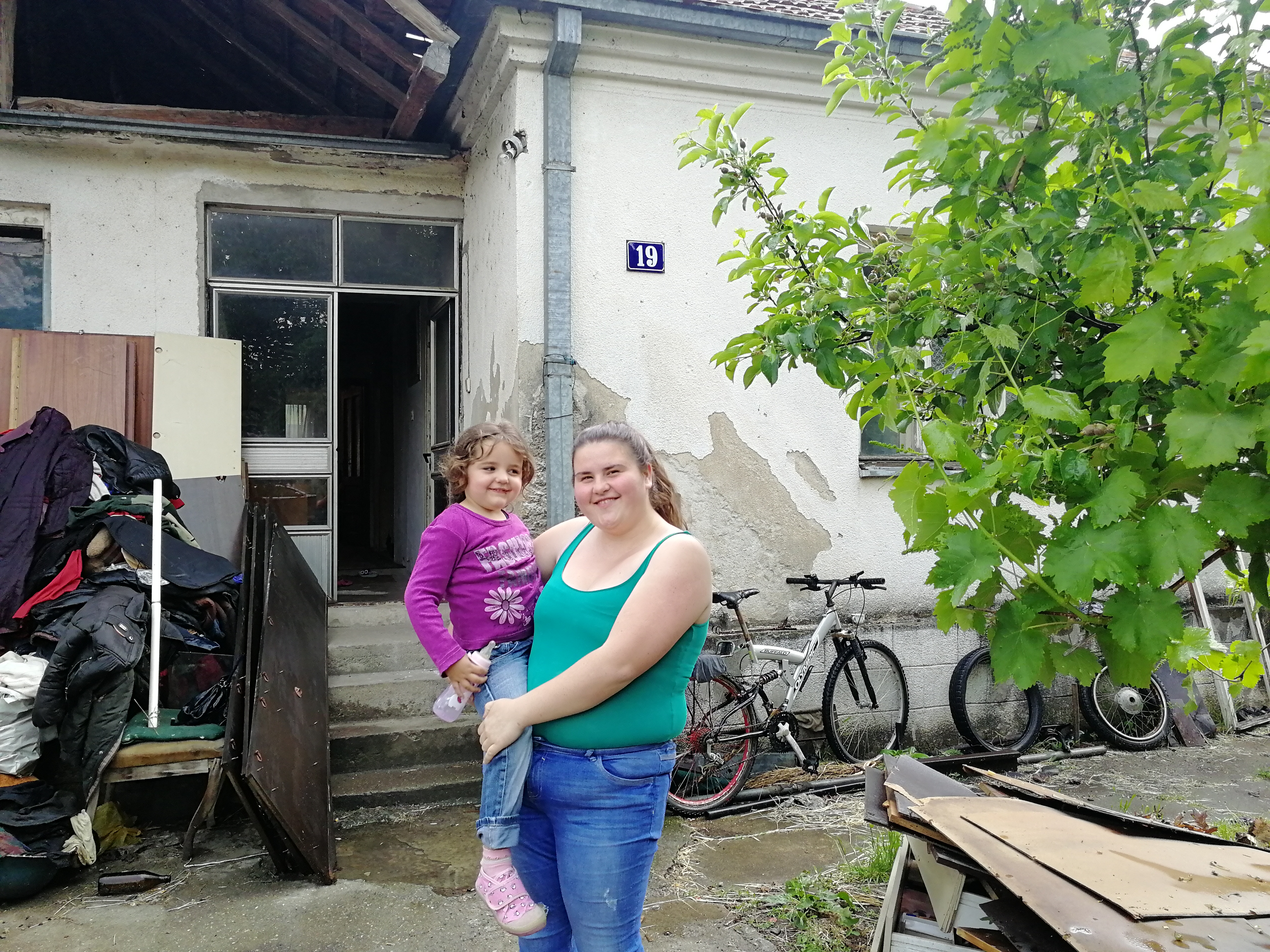 Magdalena (5) živi sa majkom u oronuloj kući bez vode, za popravku nemaju novca