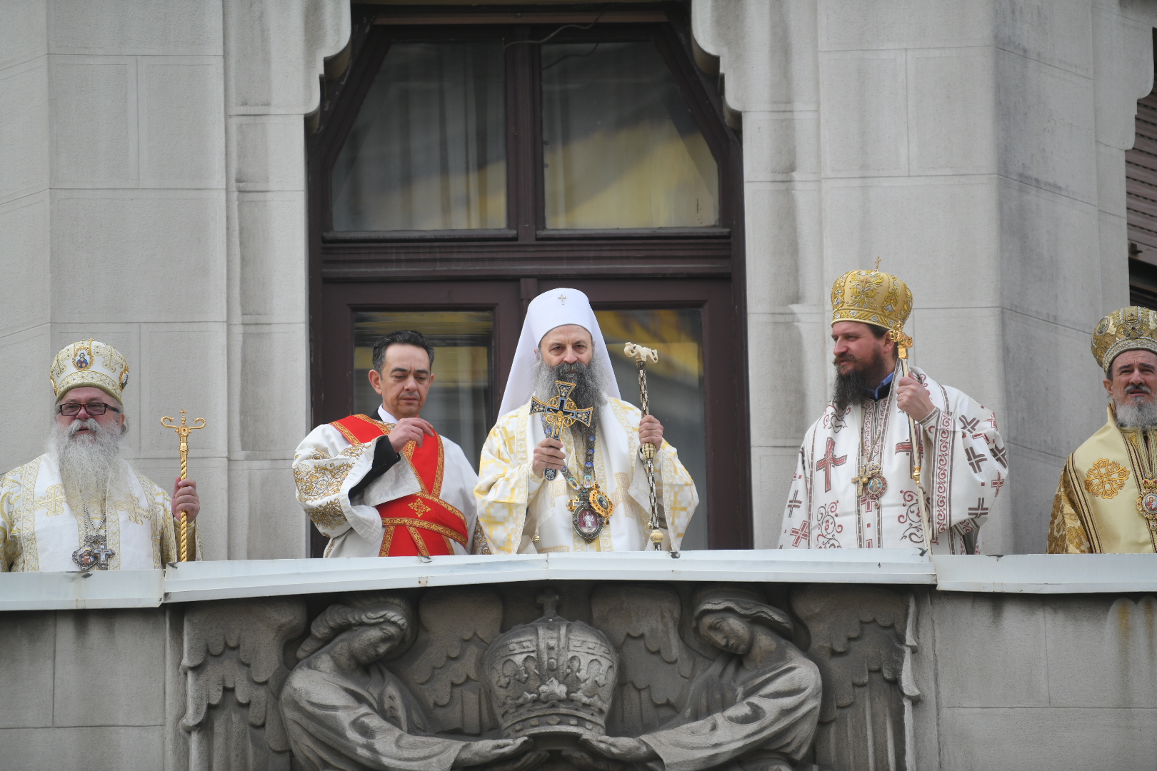 Patrijarh Porfirije, balkon, hrizostom levo, desno: sergije,atanasije rakita, Patrijaršija
Beograd 19.02.2021. Saborna crkva, ustoličenje patrijarha, novi patrijarh, ceremonija