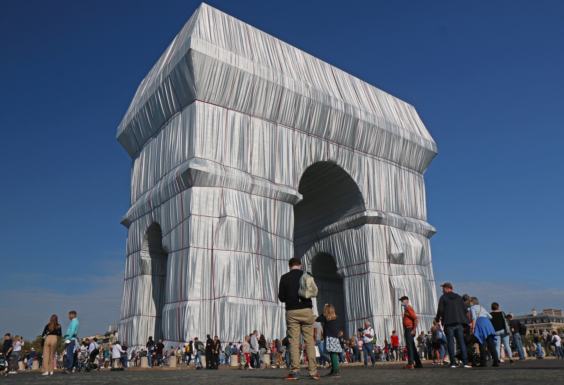 foto dana  Art installation featuring Arc de Triomphe wrapped in fabric unveiled in Paris