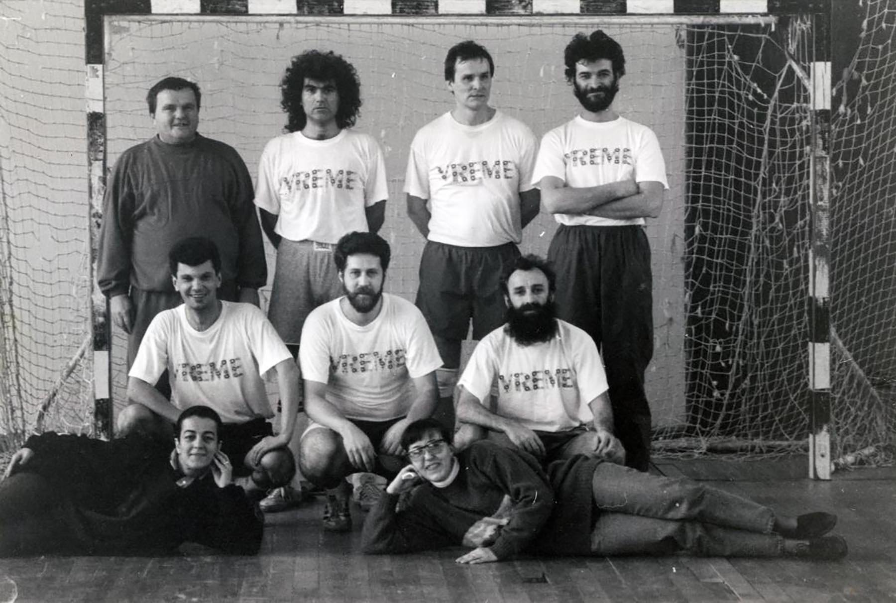 Prva utakmica: Mrđen, Mesić, Dimitrov i Ćulafić (stoje), Šijački, Stefanović i Marković (čuče) plus Goranka i Jeca,