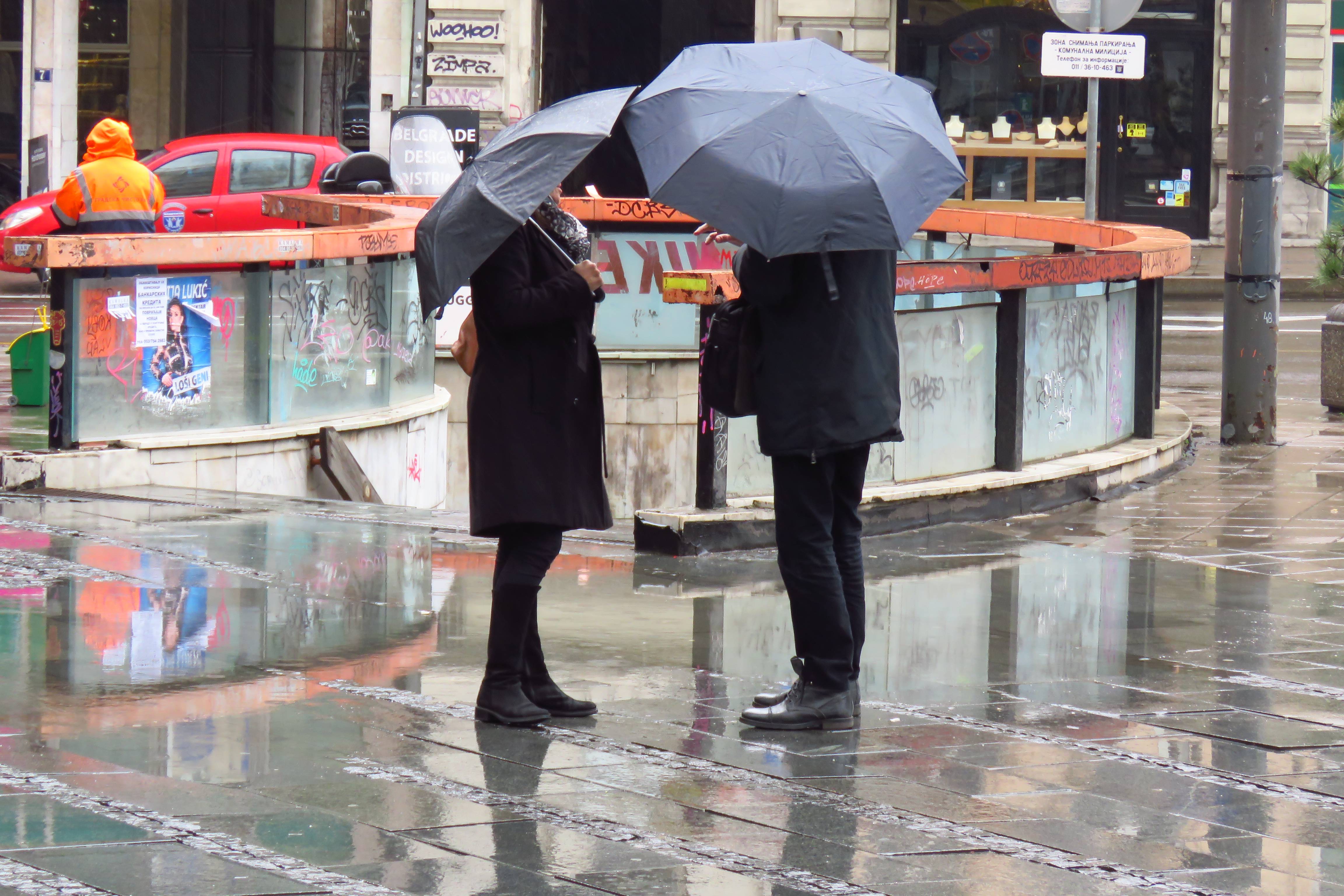 Beograd. 18.03.2021. - Ljudi po kisi stoje na pocetku Knez Mihailove ulice u Beogradu. (BETAPHOTO/MILAN TIMOTIC/DS)