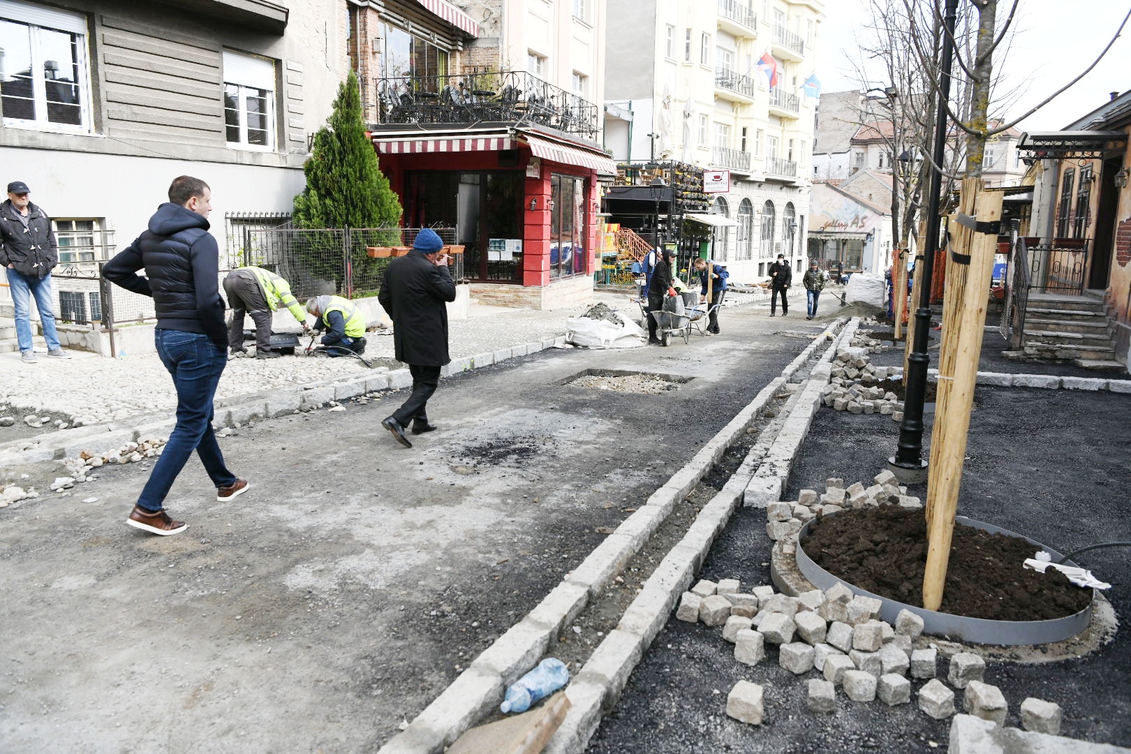 beograd 15.04.2021 skadarska ulica, skadarlija radovi u ulici asfaltiranje ulice trotoari  fotodana