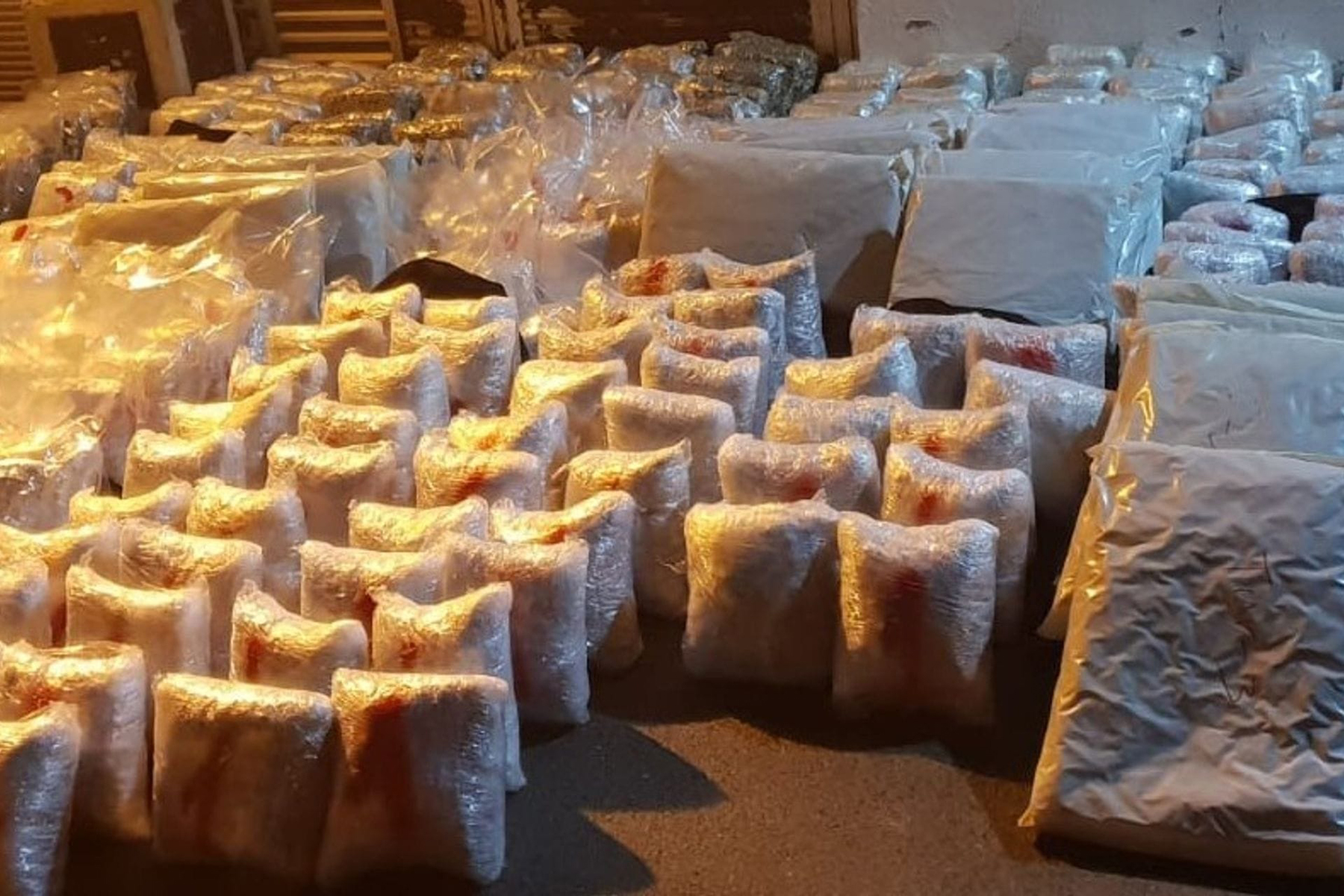 Uhapšene dvije bezbjednosno interesantne osobe zbog 352,7 kilograma marihuane, Brzom i efikasnom akcijom policijskih službenika bezbjednosno interesantna lica A.M. (37) i V.R. (33) su lišena slobode