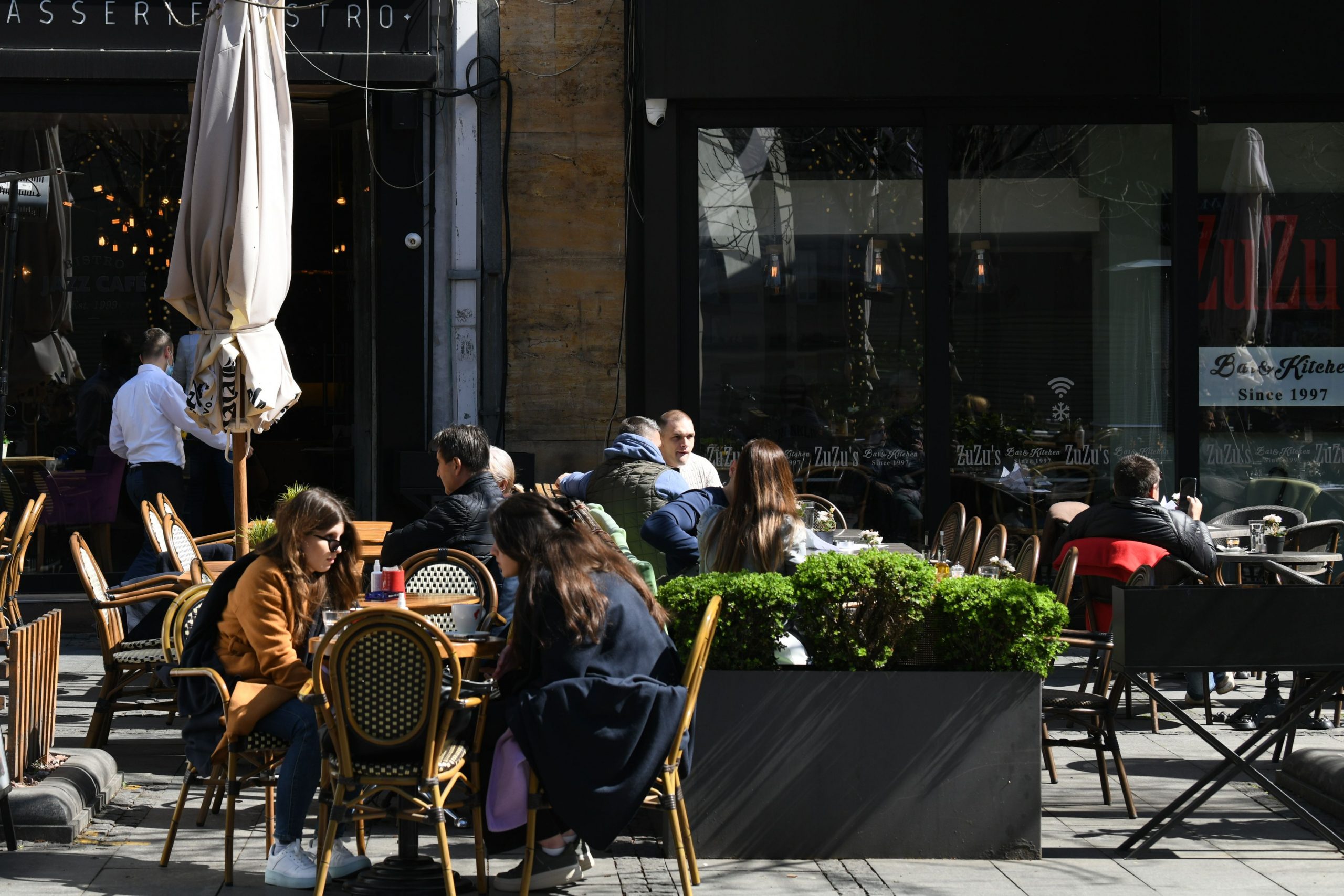 Beograd, 05.04.2021. Kafić, Otvorene bašte kafića, bašta kafića, koronavirus, lepo vreme Foto: Goran Srdanov/Nova.rs