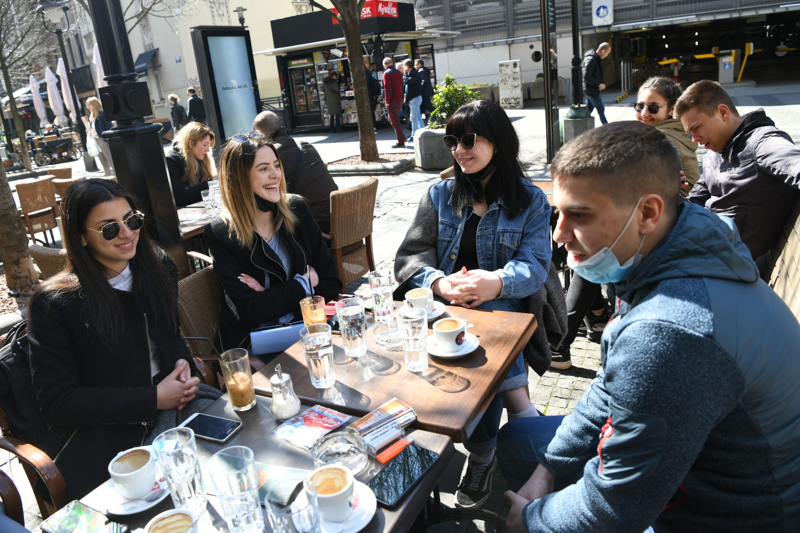 Beograd, 05.04.2021. Kafić, Otvorene bašte kafića, bašta kafića, koronavirus, lepo vreme Foto: Goran Srdanov/Nova.rs