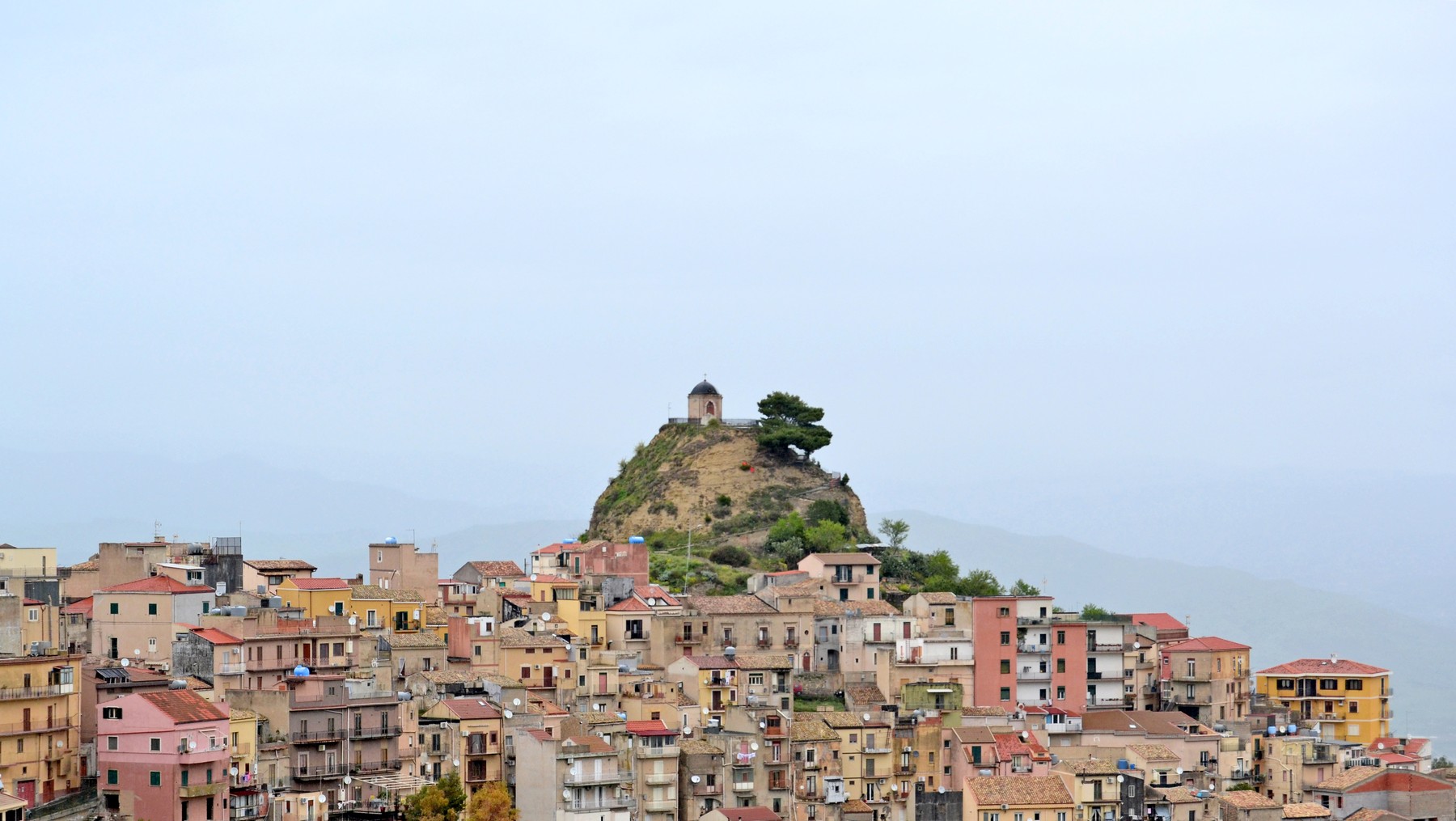 Homes on the slopes of Etna - Centuripe,  Enna,Image: 170105351, License: Royalty-free, Restrictions: , Model Release: no, Credit line: Letizia Concetta Giuffrida / Panthermedia / Profimedia