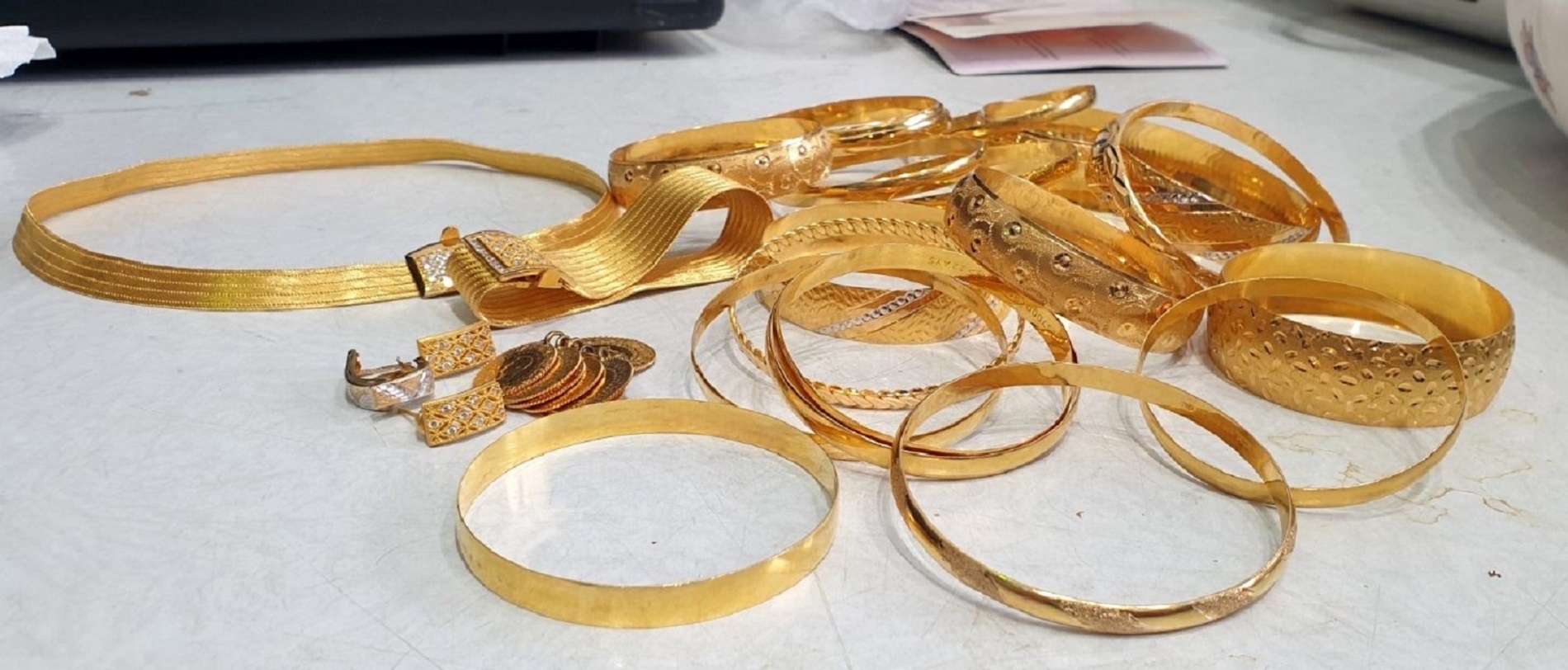 ZAPLENJEN ZLATNI NAKIT