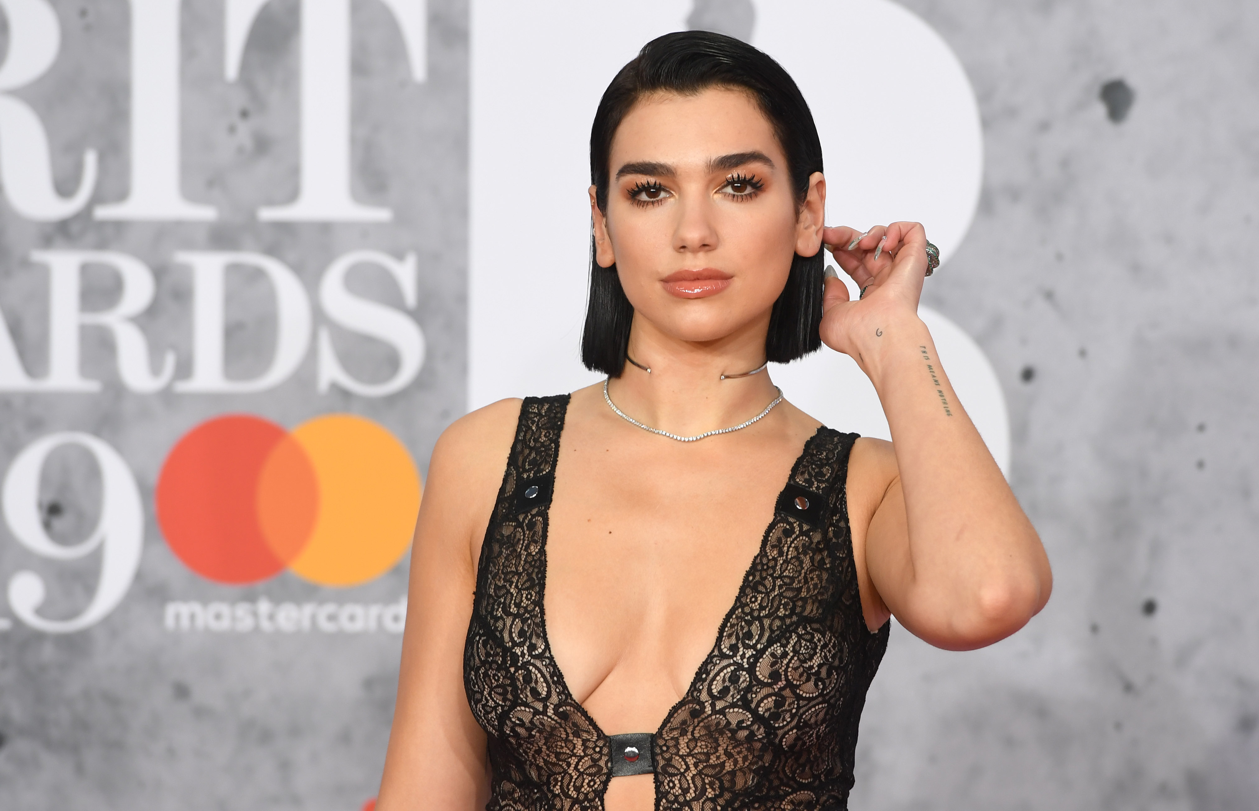 epa07383470 British performer Dua Lipa arrives for the Brit Awards 2019 at the O2 Arena in Greenwich, London, Britain, 20 February 2019. It is the 39th edition of the British Phonographic Industry's annual pop music awards.  EPA-EFE/FACUNDO ARRIZABALAGA