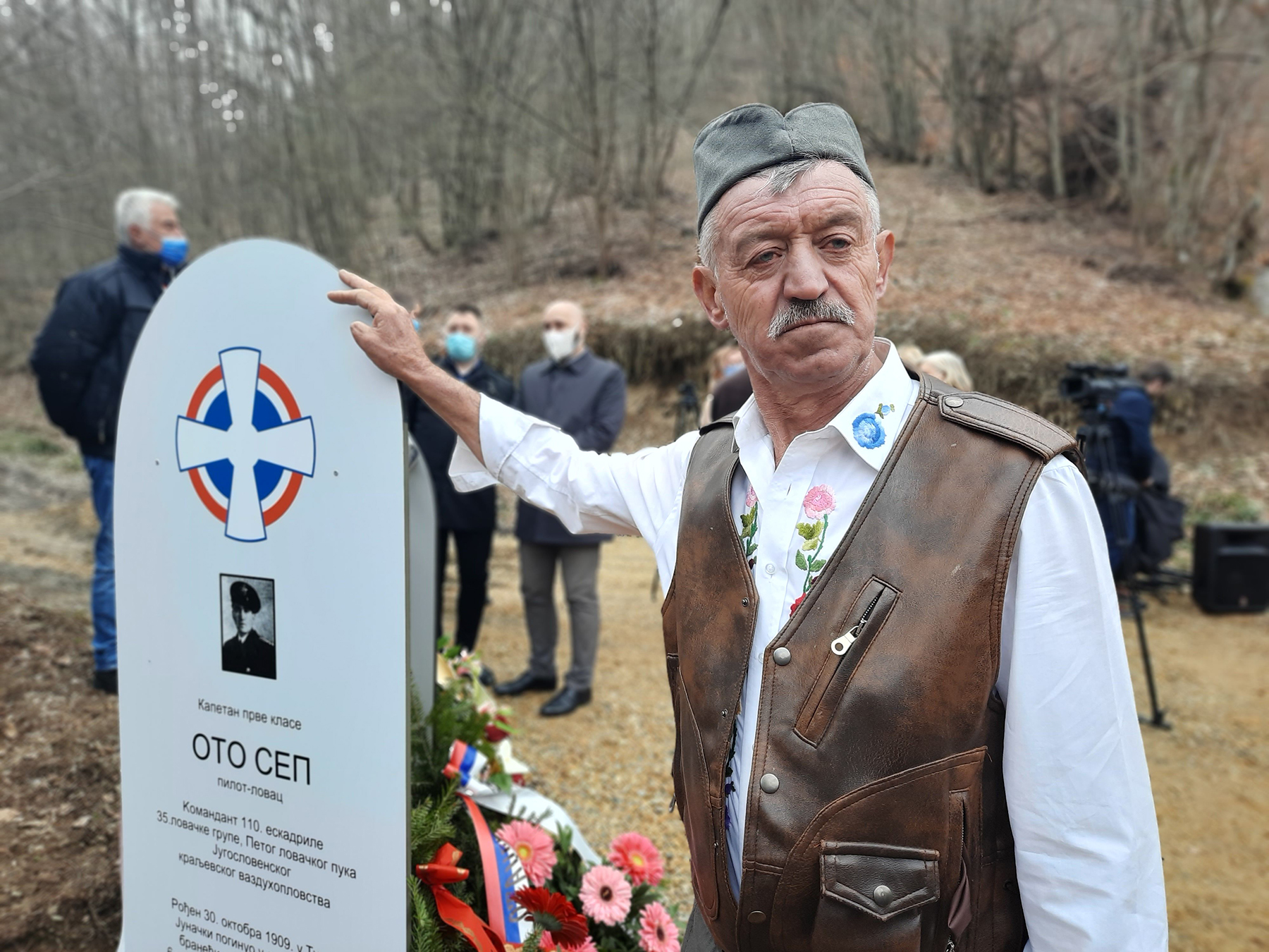 Šumadinci podigli spomenik Nemcu poginulom 1941. Nemac Oto Sep, pilot lovačkog aviona ‘’Hoker Fjuri’’, poginuo je 6.aprila 1941.godine iznad Gledićkih
planina u Šumadiji. Meštani sela Dulene podigli spomenik