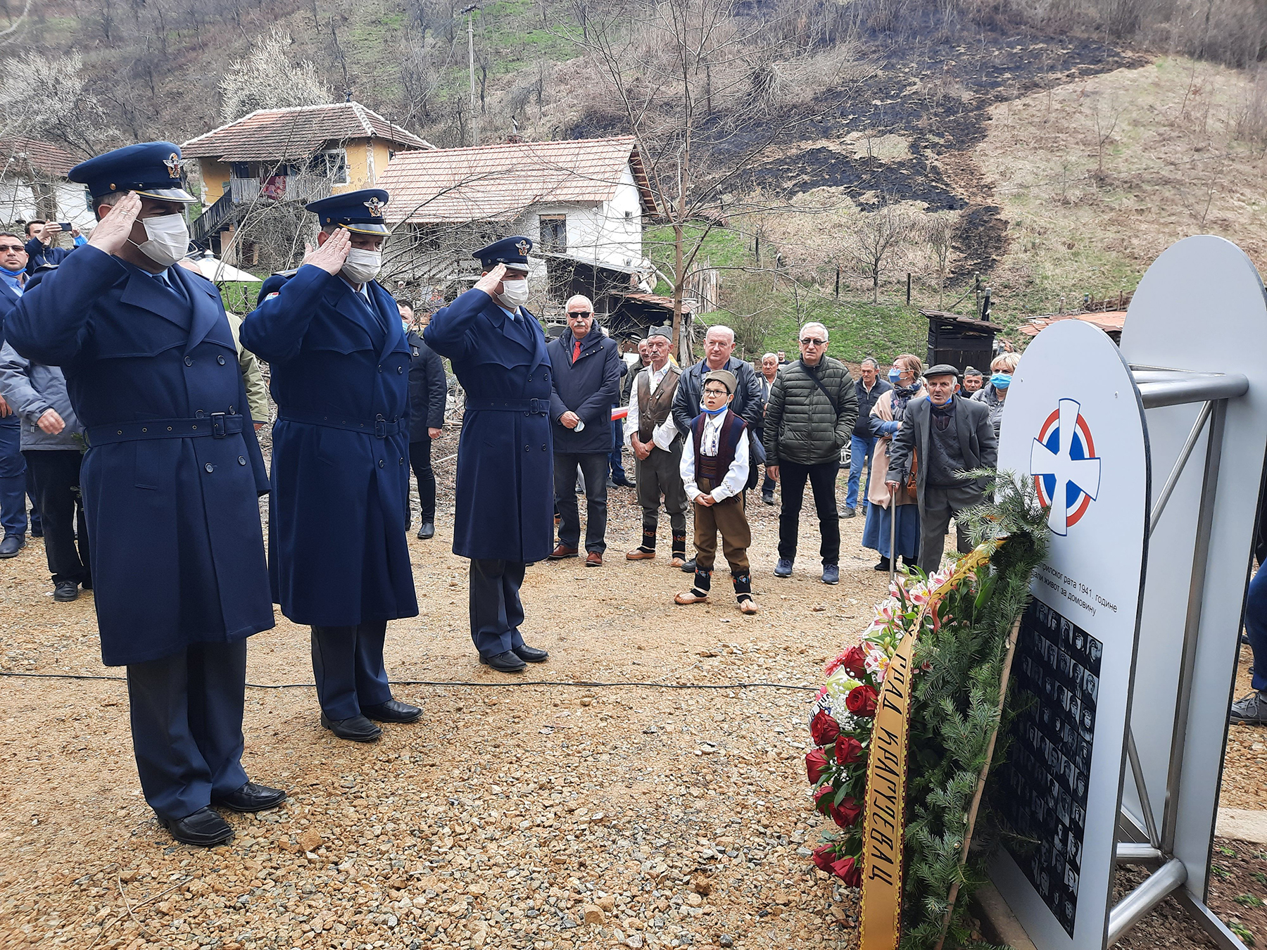 Šumadinci podigli spomenik Nemcu poginulom 1941. Nemac Oto Sep, pilot lovačkog aviona ‘’Hoker Fjuri’’, poginuo je 6.aprila 1941.godine iznad Gledićkih
planina u Šumadiji. Meštani sela Dulene podigli spomenik