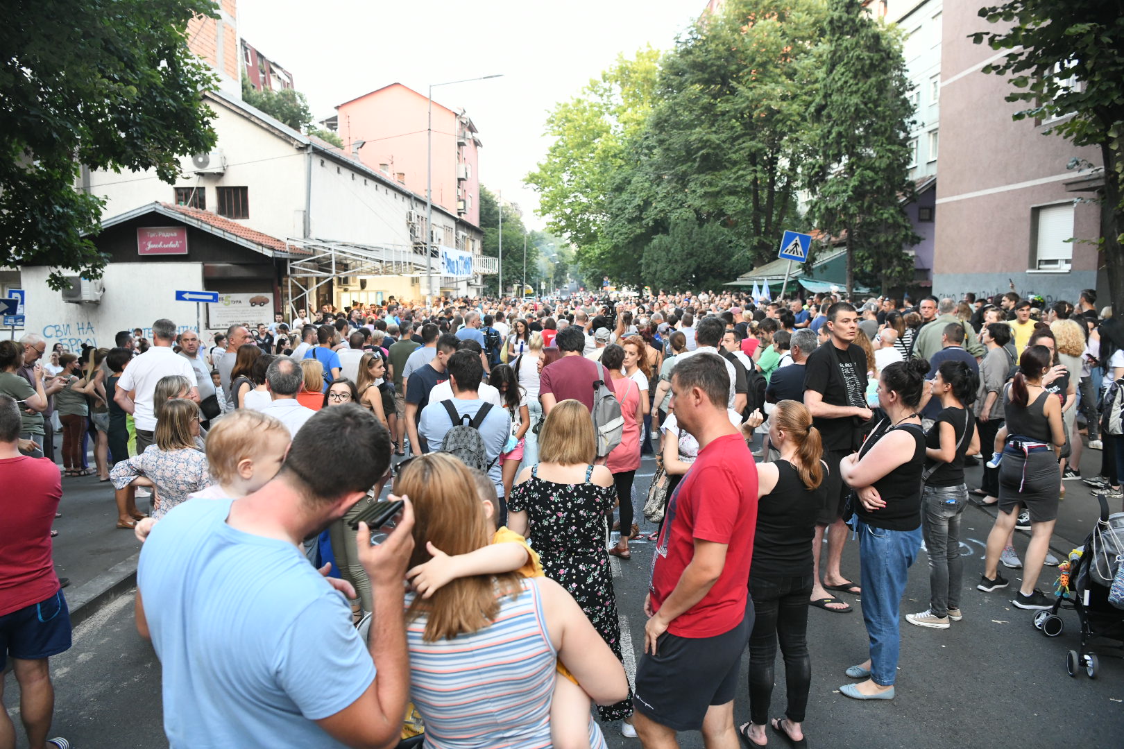 Beograd 23. jul 2021. Protest na Karaburmi povodom smrti dečaka Stefana, Karaburma, blokada ulica Marijane Gregoran, natpis ovde je ubijen Stefan, Stefana je na pesackom udario automobil Foto:Vesna Lalić/Nova.rs