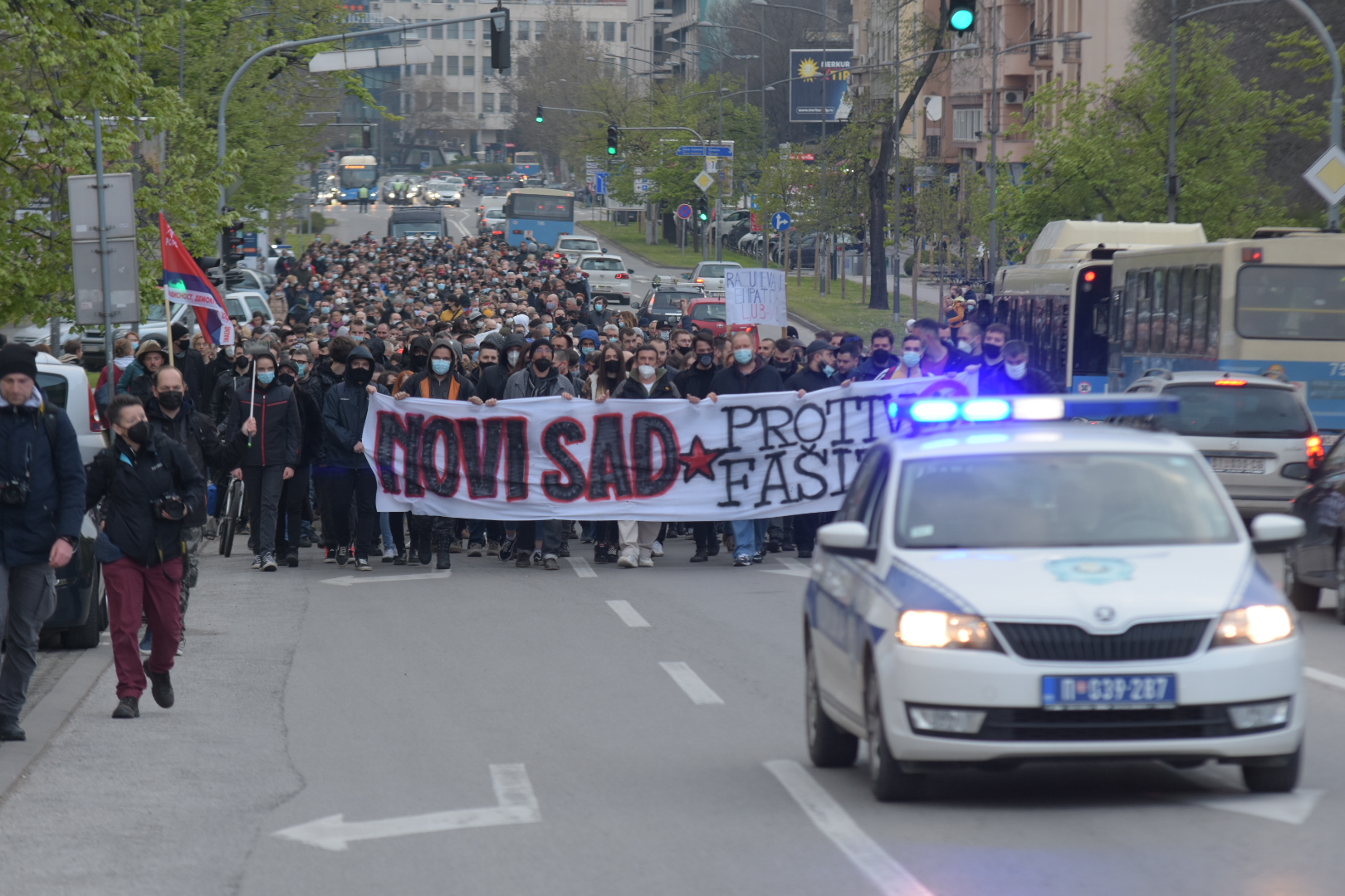 Novi Sad, 19.04. 2021. Trg Slobode, miting "Novi Sad protiv fašizma", protest protiv fašizma, nakon protesta, protestna šetnja do Keja žrtava racije Foto: Nenad Lazić/Nova.rs
