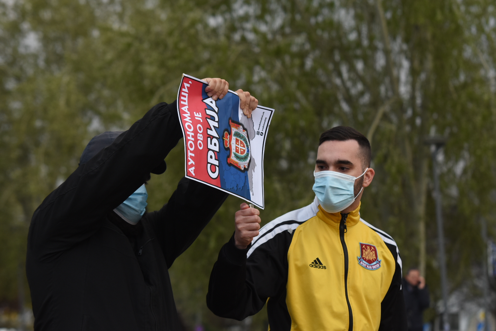 Novi Sad, 19.04. 2021. Trg Slobode, miting "Novi Sad protiv fašizma", protest protiv fašizma, nakon protesta, protestna šetnja do Keja žrtava racije Foto: Nenad Lazić/Nova.rs