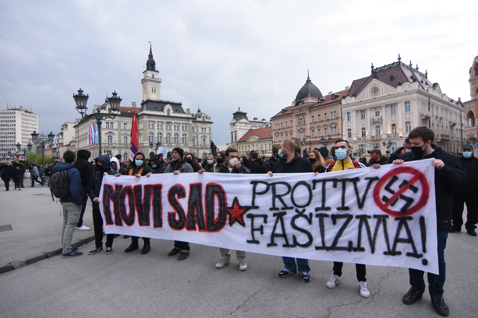 Novi Sad, 19.04. 2021. Trg Slobode, miting "Novi Sad protiv fašizma", protest protiv fašizma, nakon protesta, protestna šetnja do Keja žrtava racije Foto: Nenad Lazić/Nova.rs