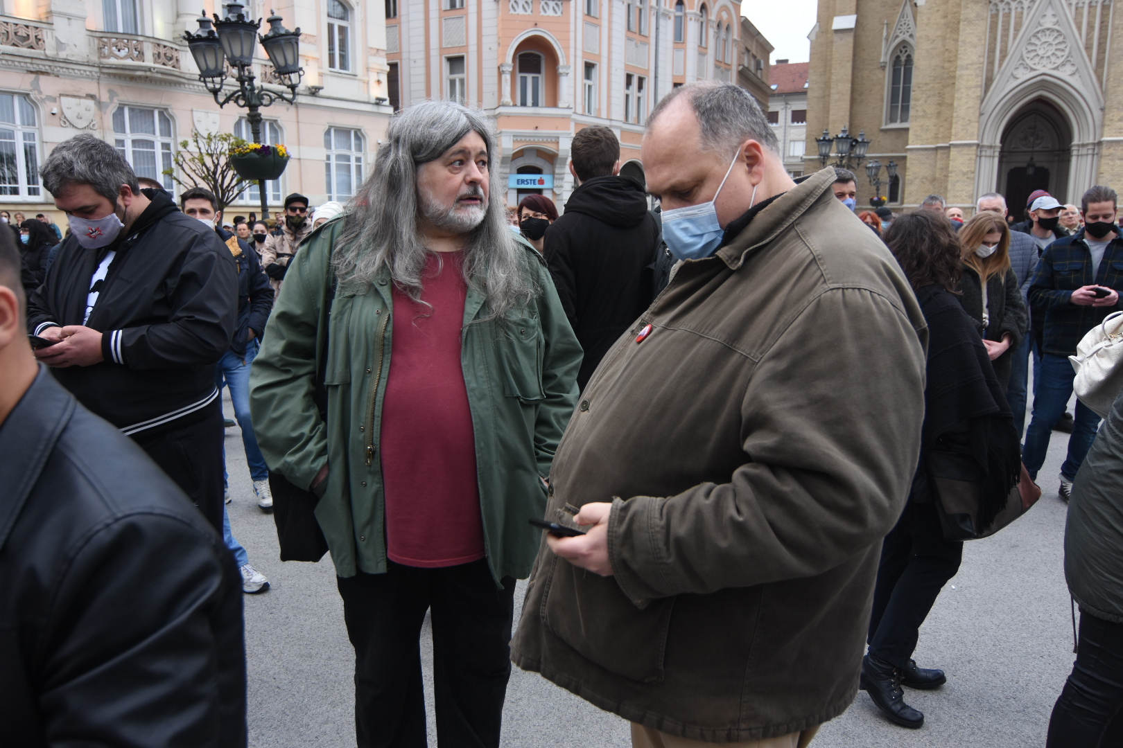 Novi Sad, 19.04. 2021. Trg Slobode, miting "Novi Sad protiv fašizma", protest protiv fašizma, nakon protesta, protestna šetnja do Keja žrtava racije Foto: Nenad Lazić/Nova.rs