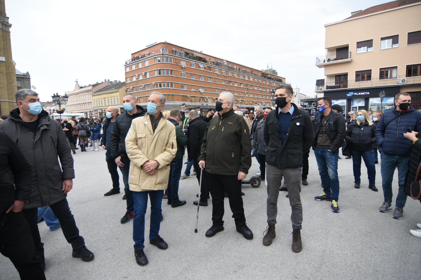 Novi Sad, 19.04. 2021. Trg Slobode, miting "Novi Sad protiv fašizma", protest protiv fašizma, nakon protesta, protestna šetnja do Keja žrtava racije Foto: Nenad Lazić/Nova.rs