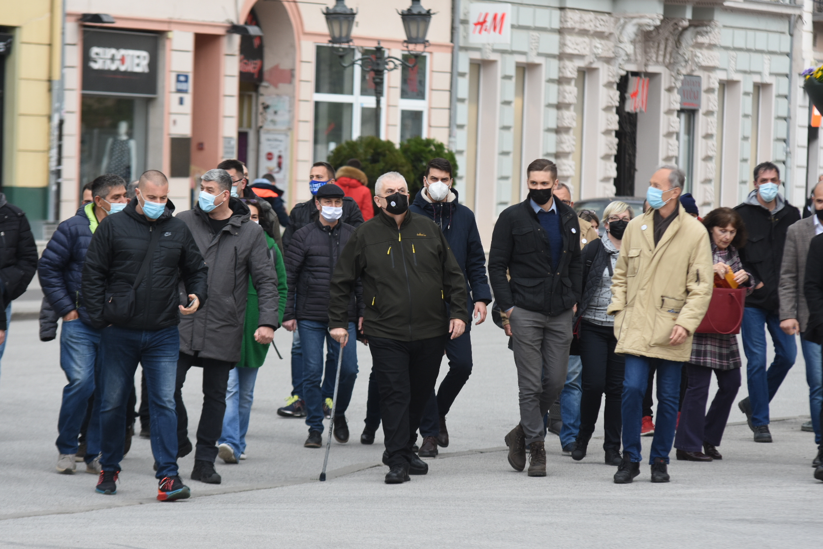 Novi Sad, 19.04. 2021. Trg Slobode, miting "Novi Sad protiv fašizma", protest protiv fašizma, nakon protesta, protestna šetnja do Keja žrtava racije Foto: Nenad Lazić/Nova.rs