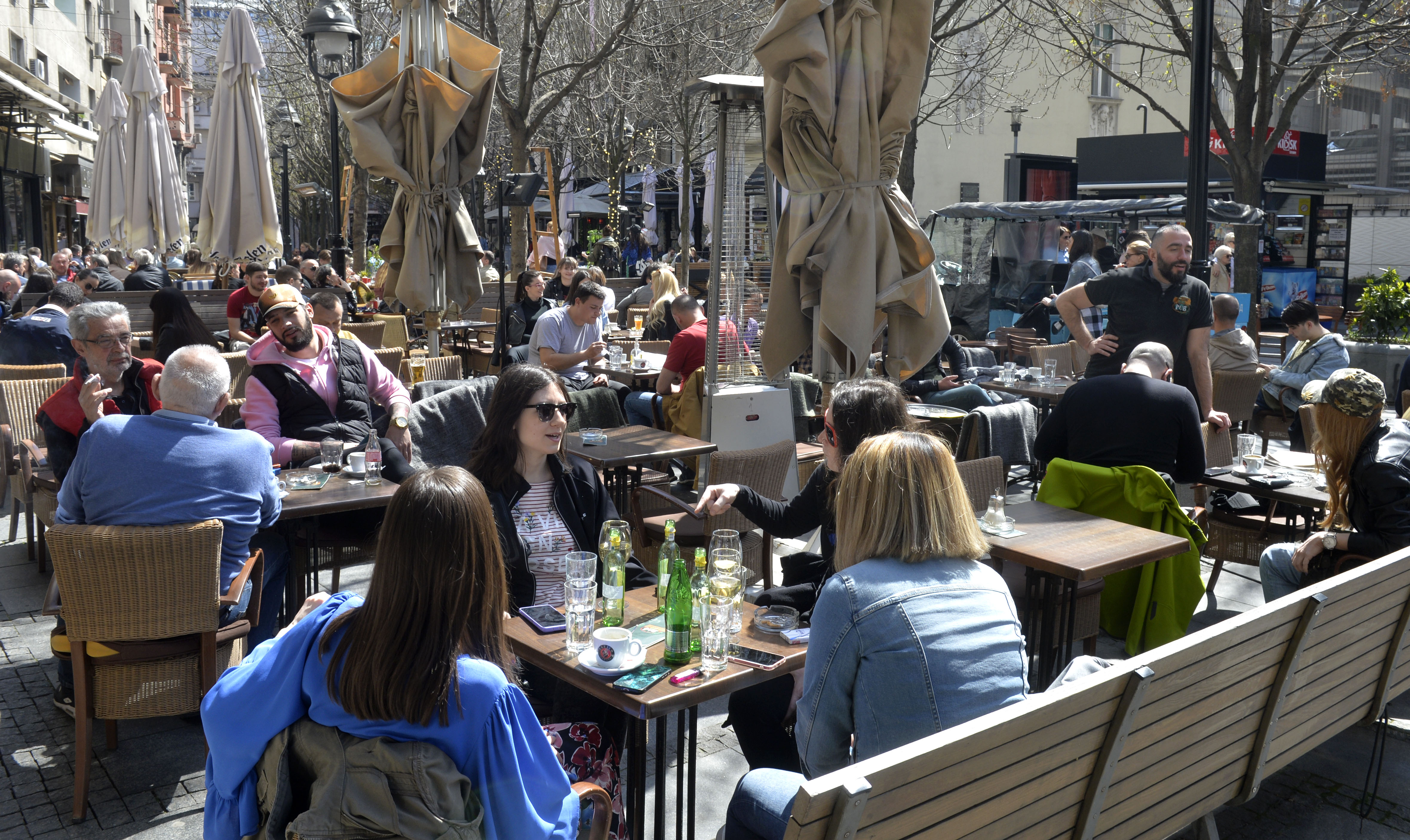 Boegrad, 10. aprila 2021.- Ljudi sede u bastami kafica i uzivaju u lepom i suncanom danu. FOTO TANJUG/ RADE PRELIC/ nr