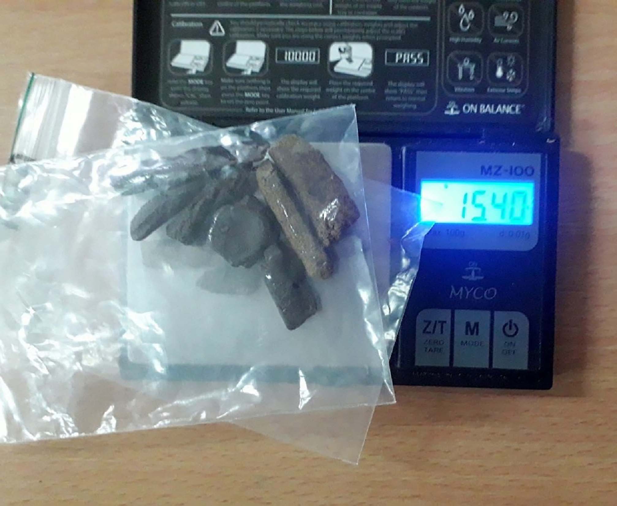 HASIS PRONADJEN U KOFERU MEDJU GARDEROBOM