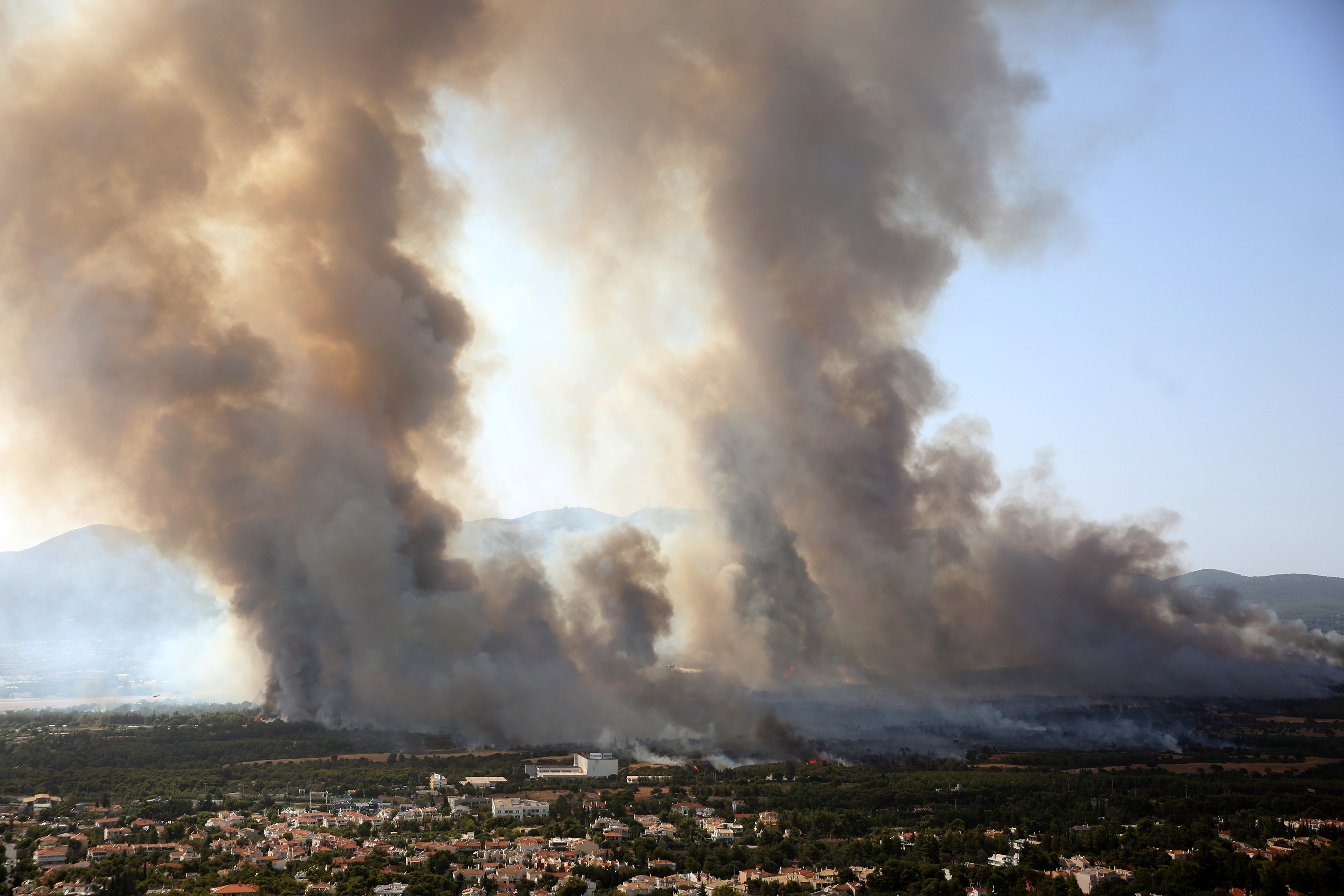 Major fire breaks out in Varybobi, Attica