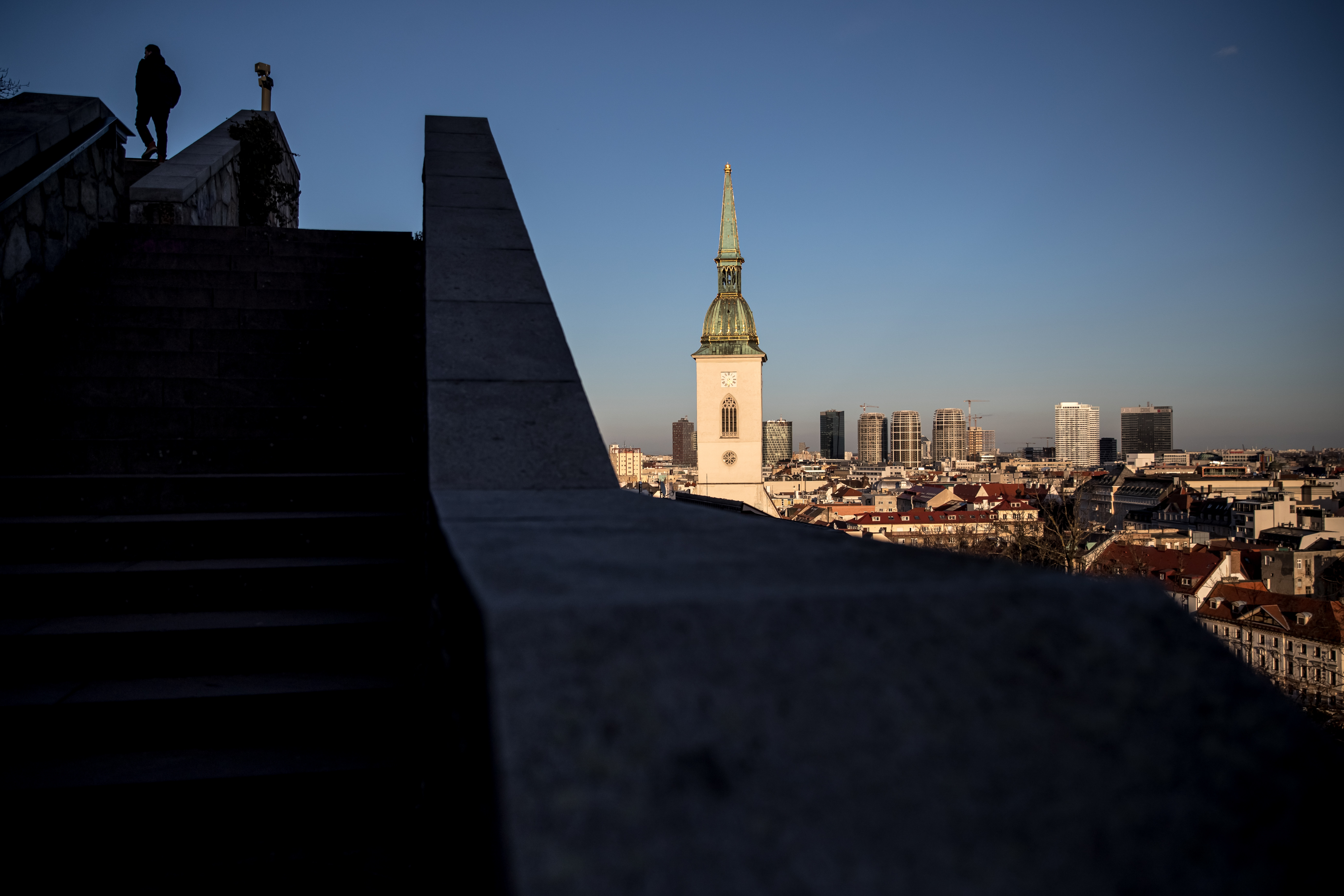 Slovačka Bratislava epa08231556 A man walks on stairs above the city center in Bratislava, Slovakia, 20 February 2020. Slovakia will be holding parliamentary elections on 29 February 2020.  EPA-EFE/MARTIN DIVISEK