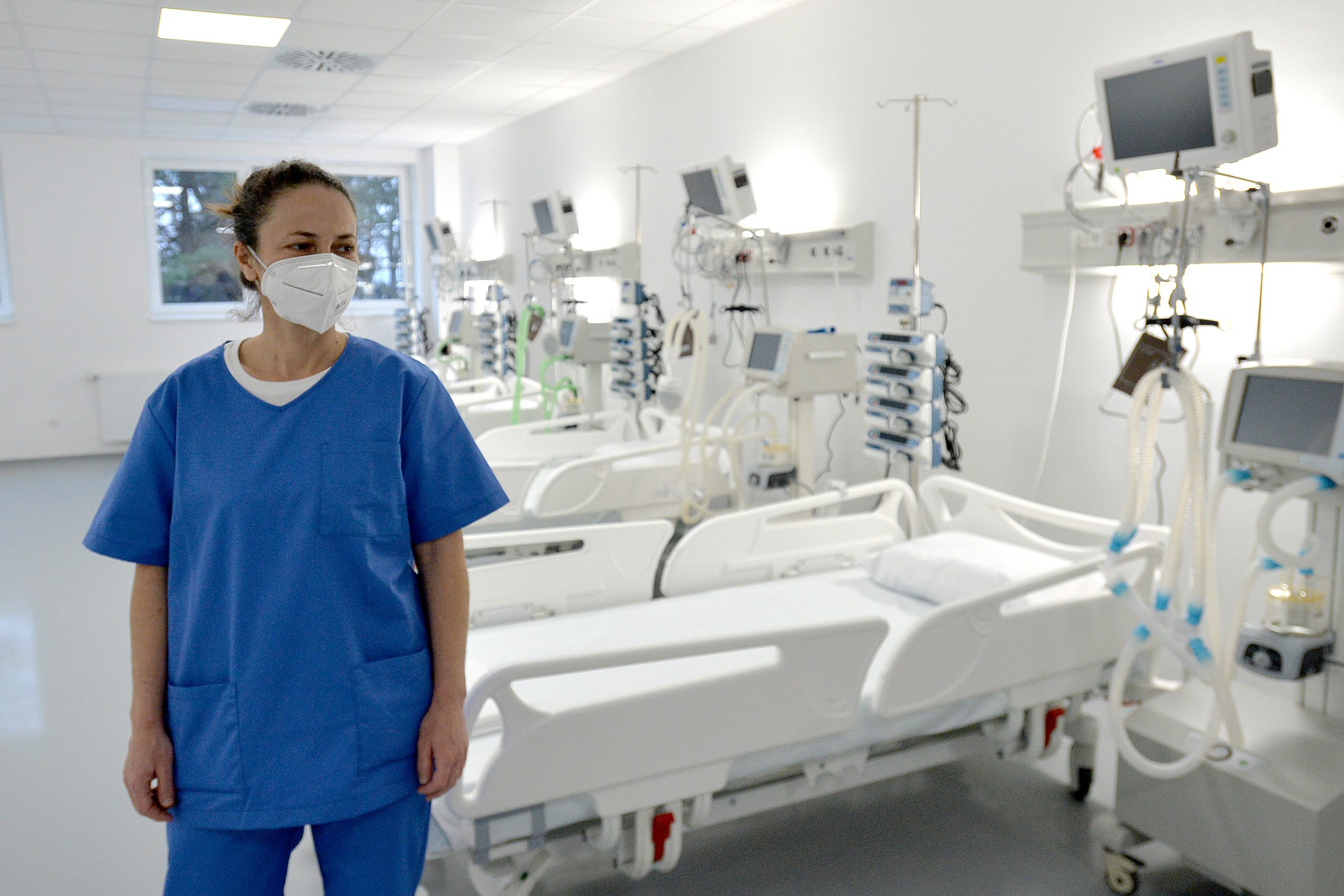 Krusevac, 20. decembra 2020.- Medicinska sestra na Odeljenju intenzivne nege. Predsednik Srbije Aleksandar Vucic prisustvovace danas, u 11.00, otvaranju nove kovid bolnice u Krusevcu. FOTO TANJUG/ ZORAN ZESTIC/nr