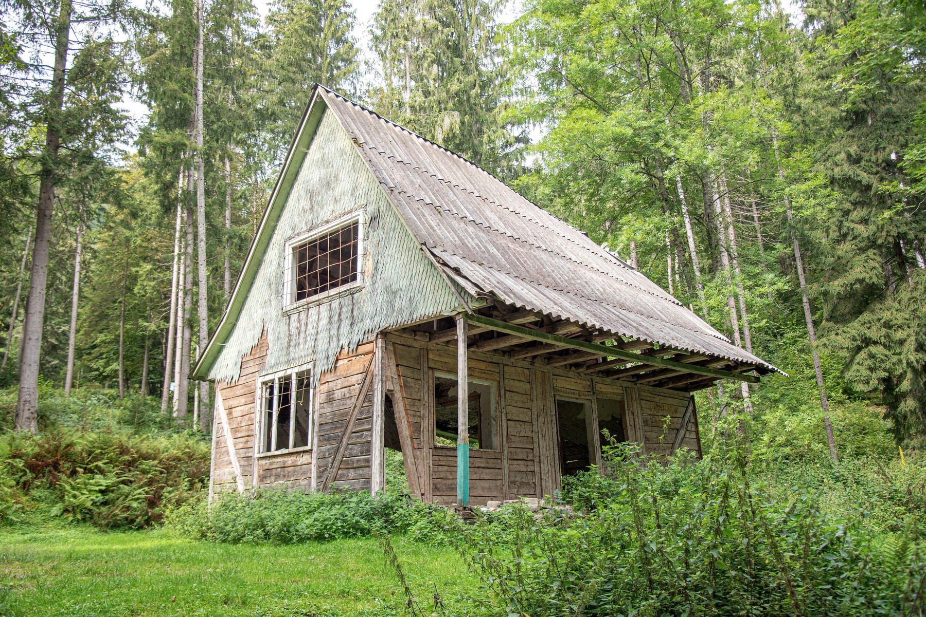 Abandoned old wooden house in the forest.,Image: 557839880, License: Royalty-free, Restrictions: , Model Release: no, Credit line: Denis Rozhnovsky / Alamy / Alamy / Profimedia