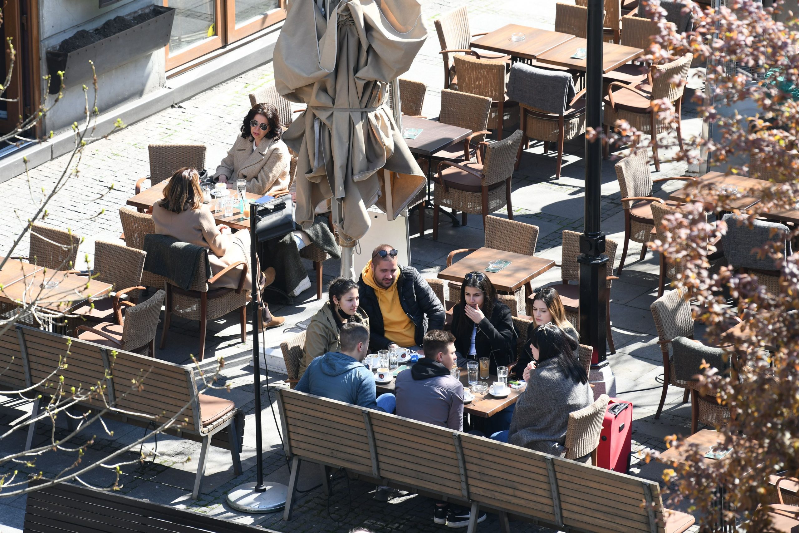 Beograd, 05.04.2021. Kafić, Otvorene bašte kafića, bašta kafića, koronavirus, lepo vreme Foto: Goran Srdanov/Nova.rs
