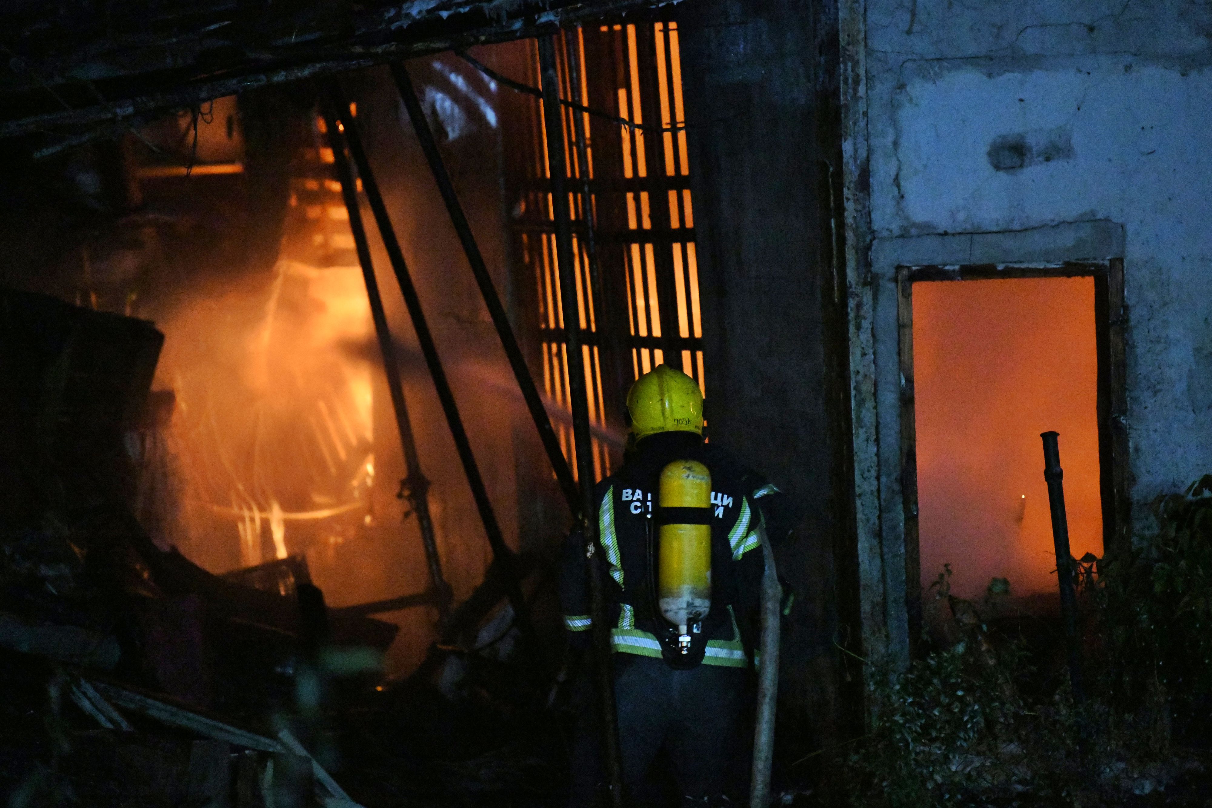 Beograd, 17.06.2021. Novi Beograd, blok 37, požar, vatra, gori skladište, vatrogasci Foto: Goran Srdanov/Nova.rs