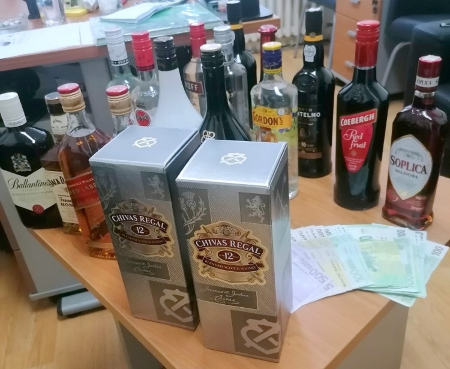 1628252068-zaplenjeni-alkohol-i-devize...-Gradina.jpg