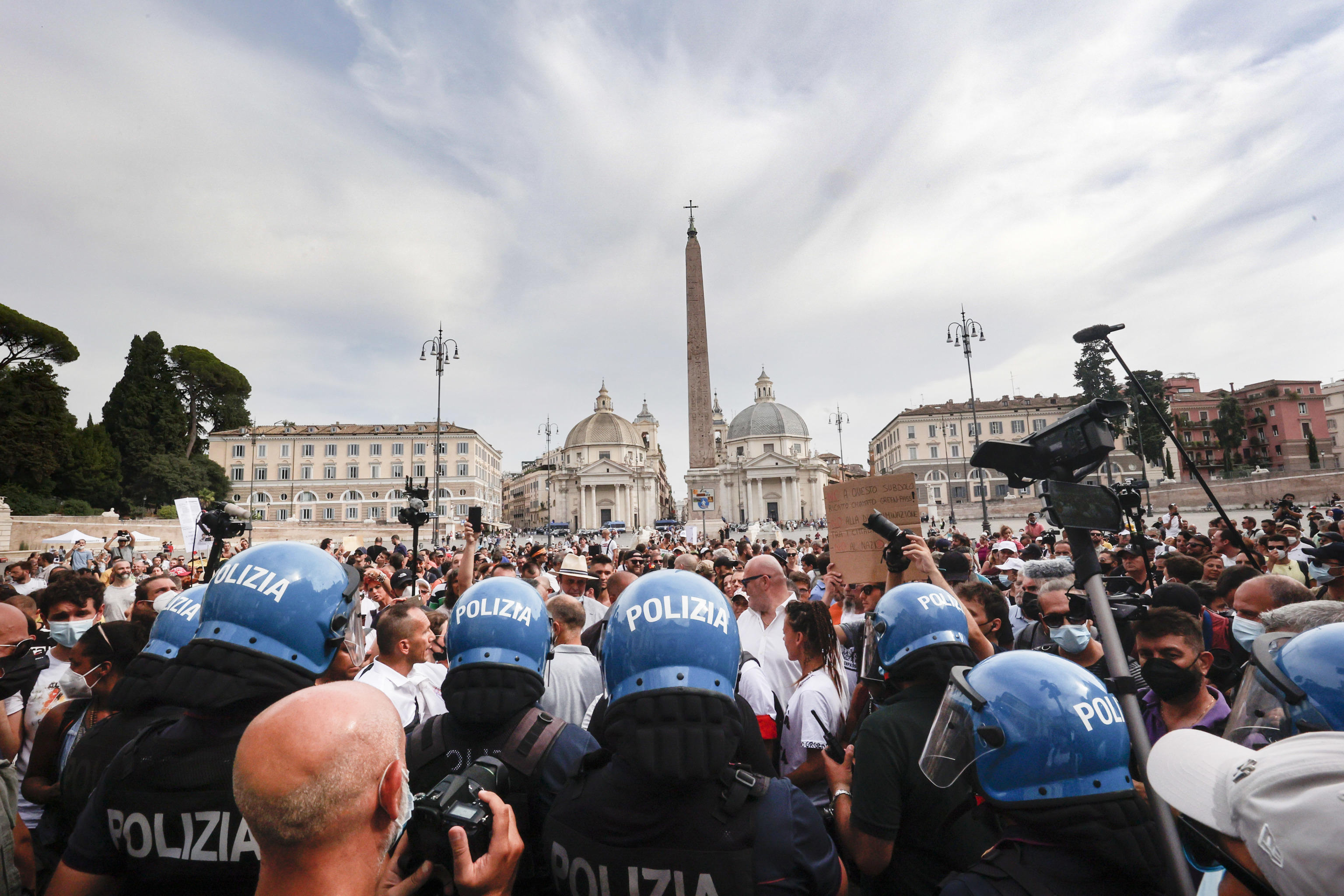 Demonstration against the Green Pass in Rome Italija protest zeleni pasos
