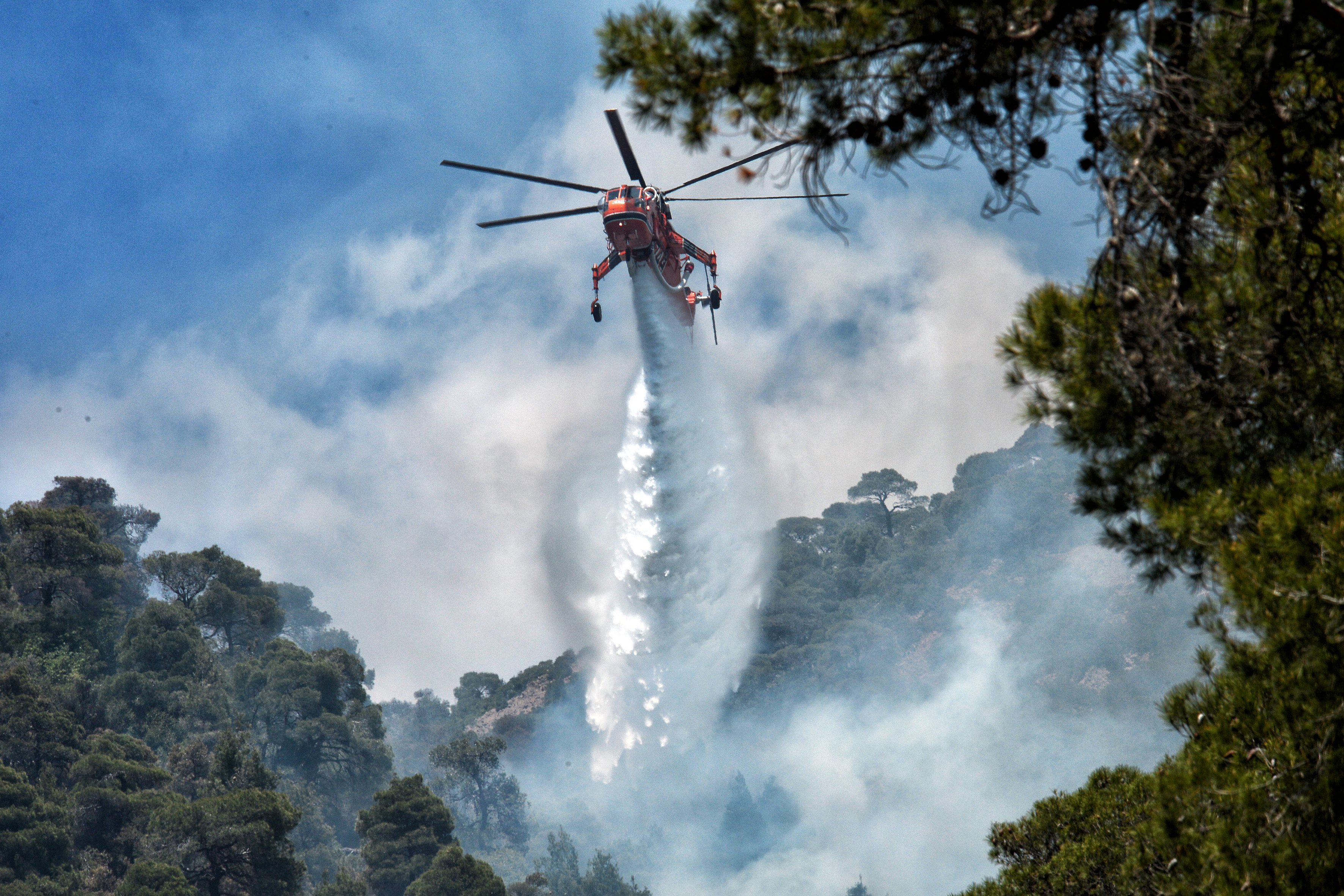 Požar Grčka, Wildfire raging in a forested area in Gerania, Loutraki