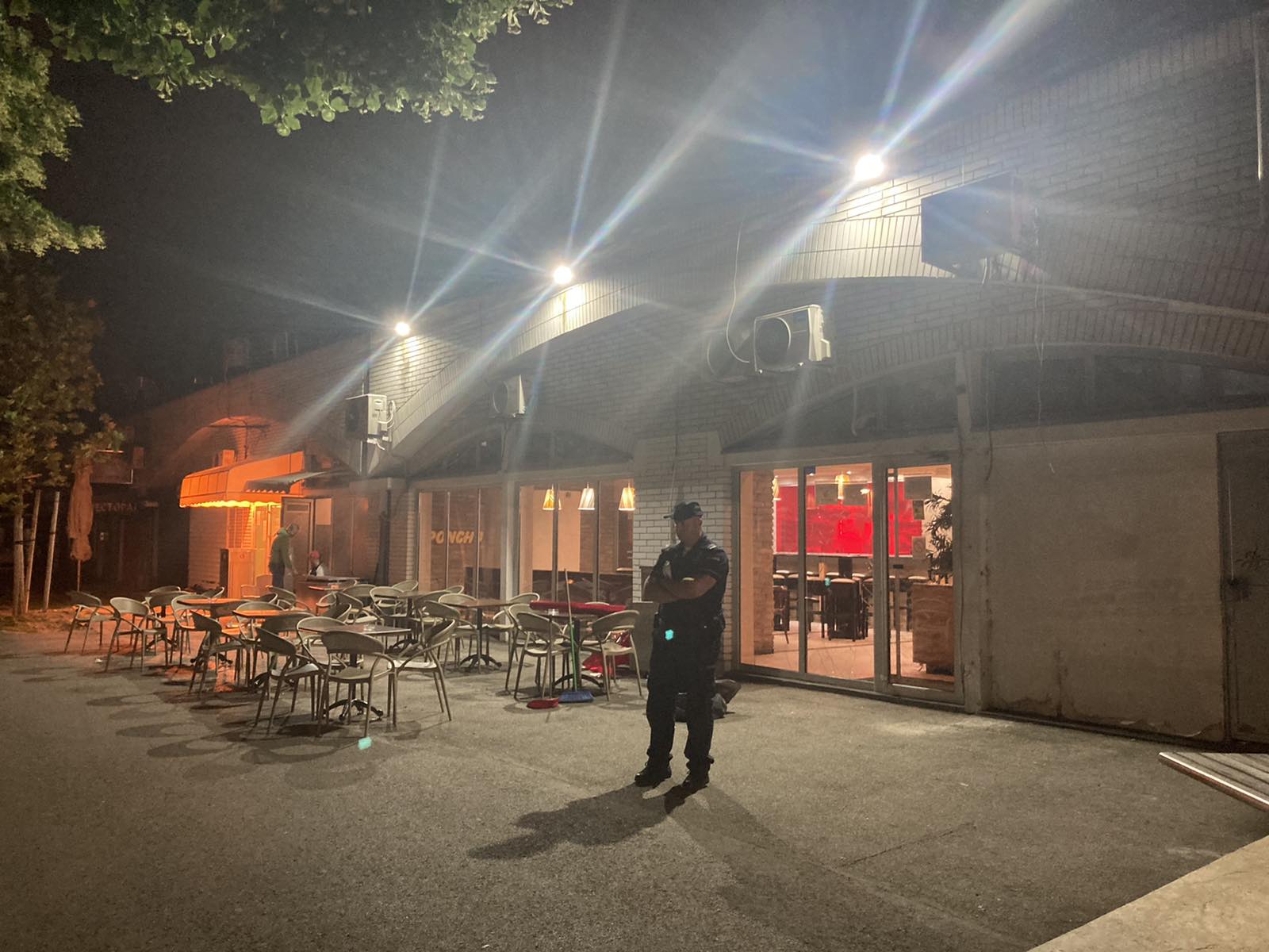 Pončo pica restoran u Bul. Zorana Djindjica, Poncho, Čedomir Jovanović, Čeda Jovanović razbio izlog restorana, razlupao restoran brze hrane