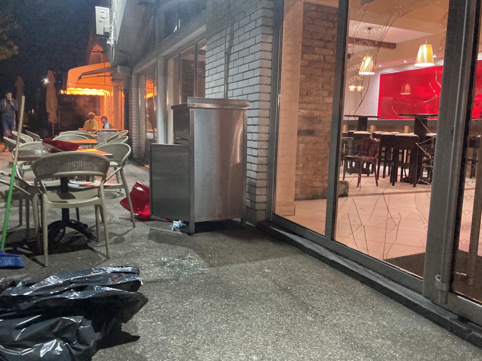 Pončo pica restoran u Bul. Zorana Djindjica, Poncho, Čedomir Jovanović, Čeda Jovanović razbio izlog restorana, razlupao restoran brze hrane