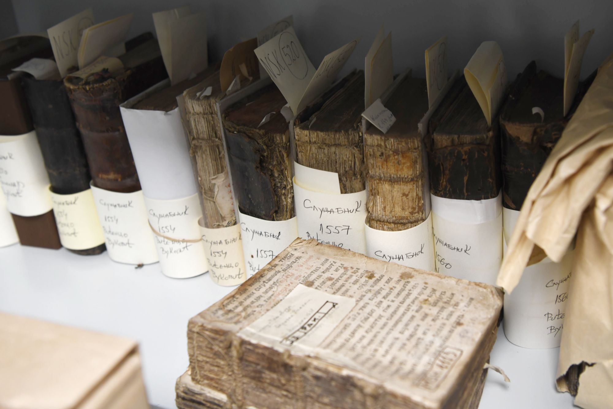 Pakrac 27. februar 2021. Vladika pakracko-slavonski Jovan Culibrk, trezor s najvrednijim knjigama i predmetima, episkopska biblioteka u Pakracu Foto:Goran Srdanov