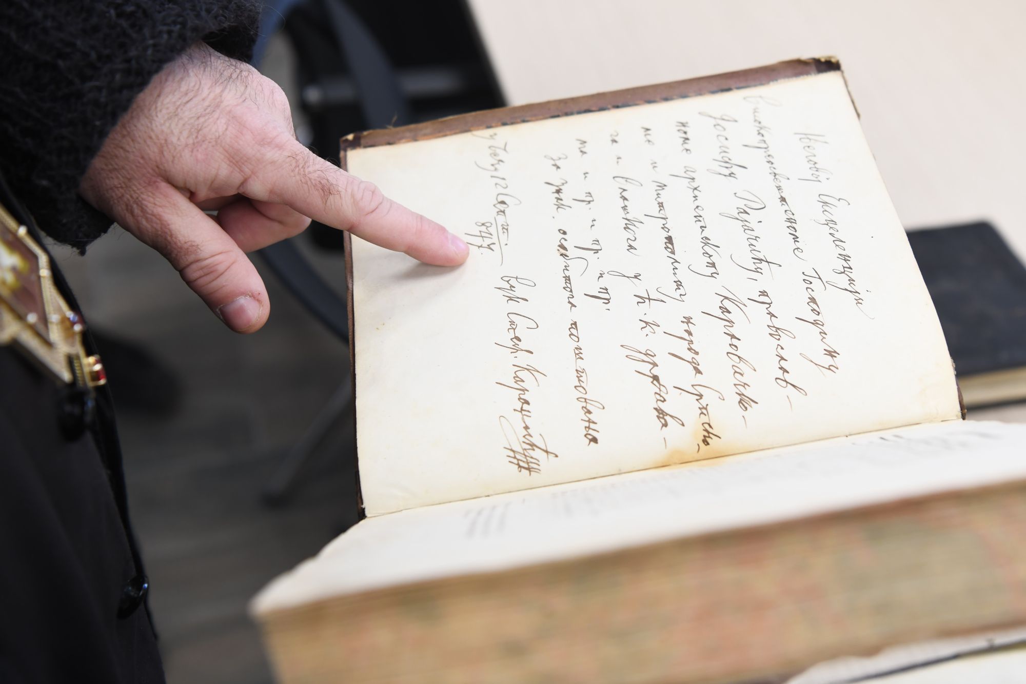 Pakrac 27. februar 2021. Vladika pakracko-slavonski Jovan Culibrk, trezor s najvrednijim knjigama i predmetima, episkopska biblioteka u Pakracu Foto:Goran Srdanov