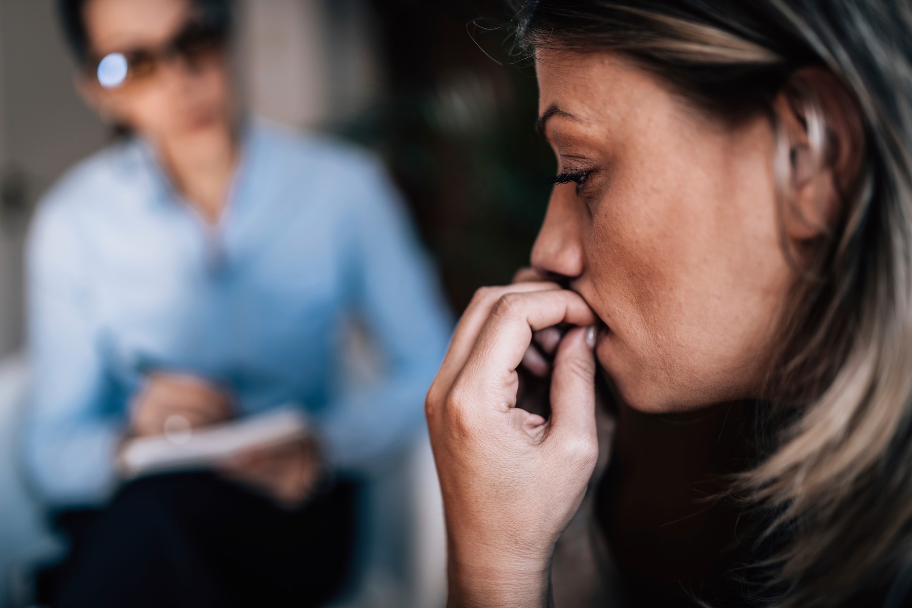 Woman with anxiety disorder, biting fingernails, talking to mental health professional.,Image: 541189041, License: Royalty-free, Restrictions: Model Released
31633, 31631, Model Release: yes, Credit line: Science Photo Library / Sciencephoto / Profimedia